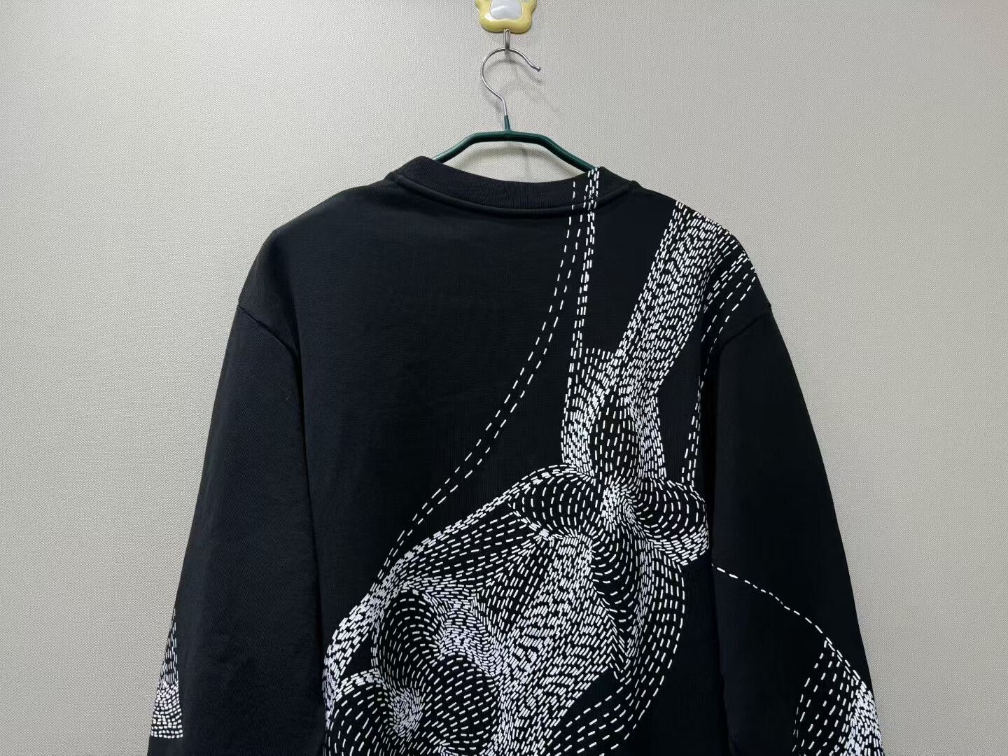 Louis Vuitton louis vuitton black floral logo sweatshirt Size US XL / EU 56 / 4 - 5 Thumbnail