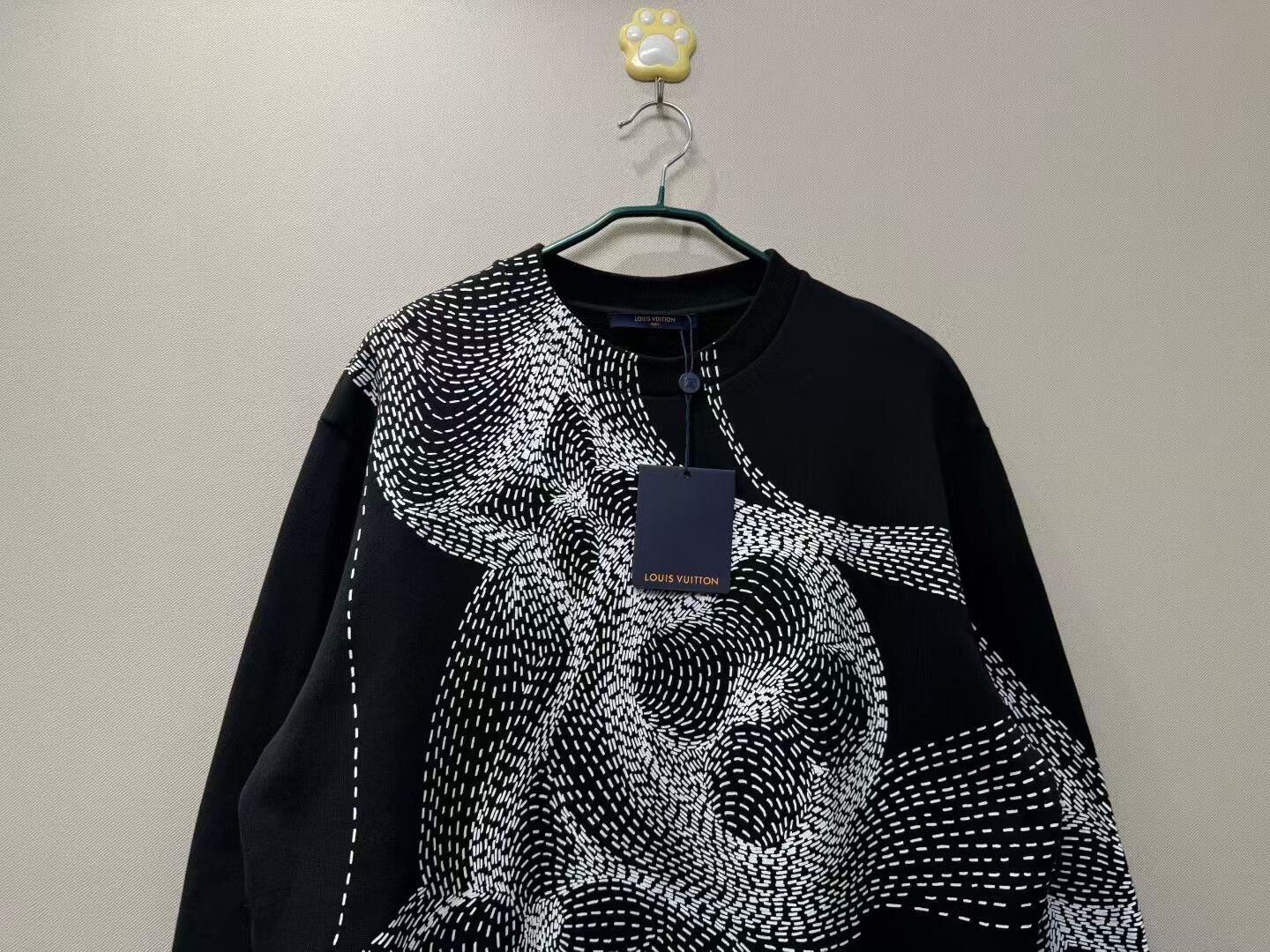 Louis Vuitton louis vuitton black floral logo sweatshirt Size US XL / EU 56 / 4 - 2 Thumbnail