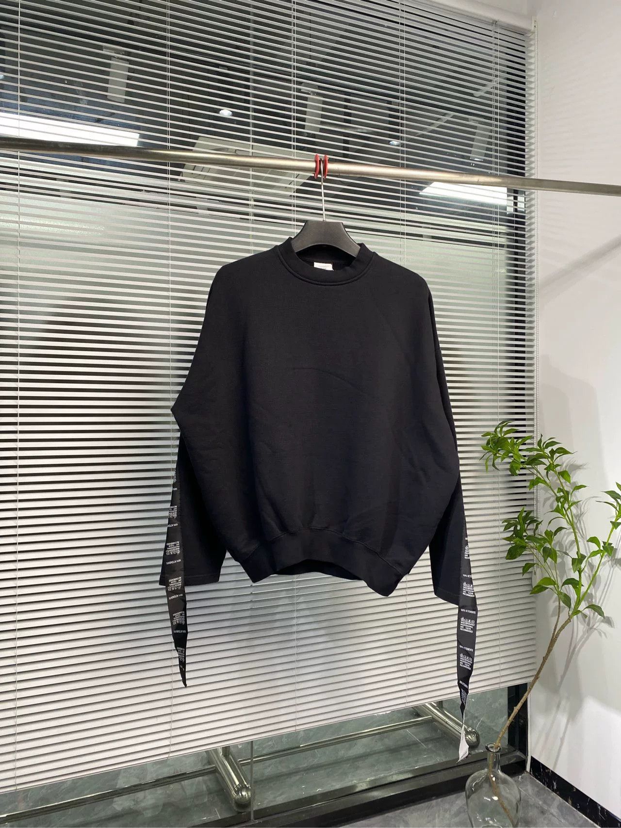 Vetements vetements black oversized sweatshirt with logo Size US S / EU 44-46 / 1 - 2 Thumbnail