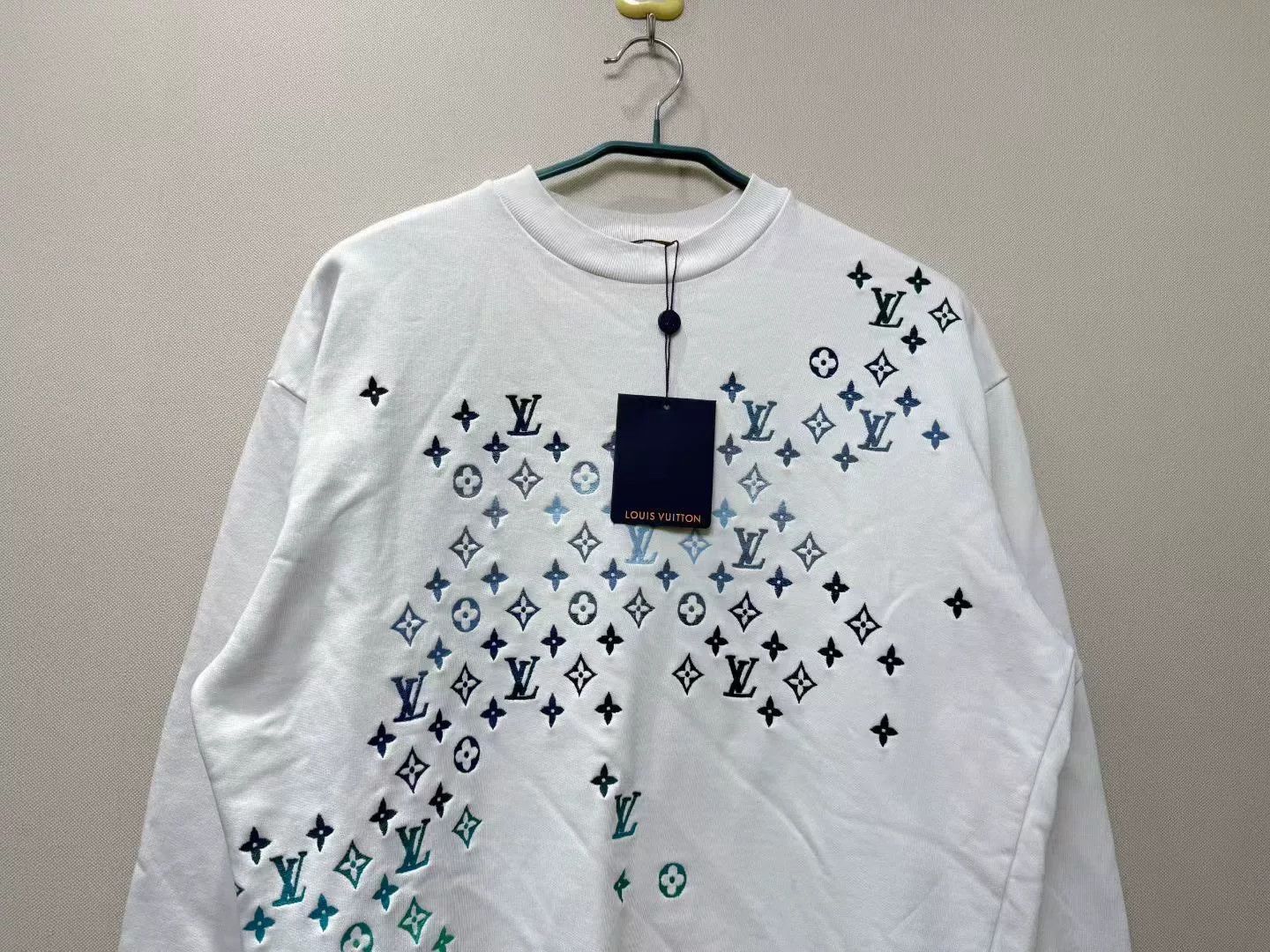 Louis Vuitton louis vuitton white gradient logo sweatshirt Size US S / EU 44-46 / 1 - 2 Thumbnail