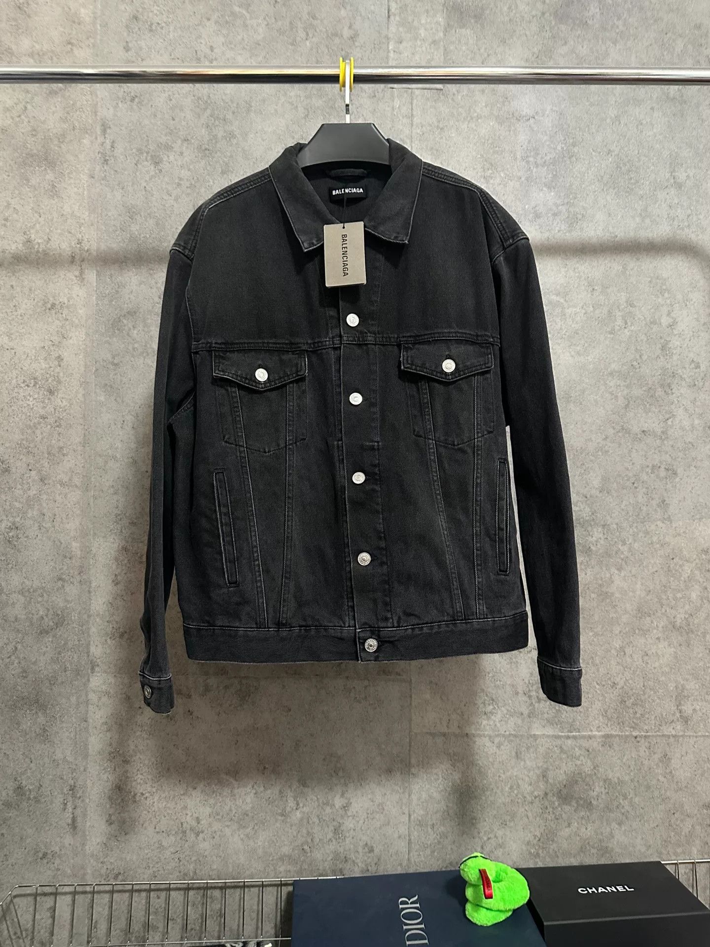 Balenciaga balenciaga embroidered logo black denim jacket Size US XXL / EU 58 / 5 - 4 Thumbnail