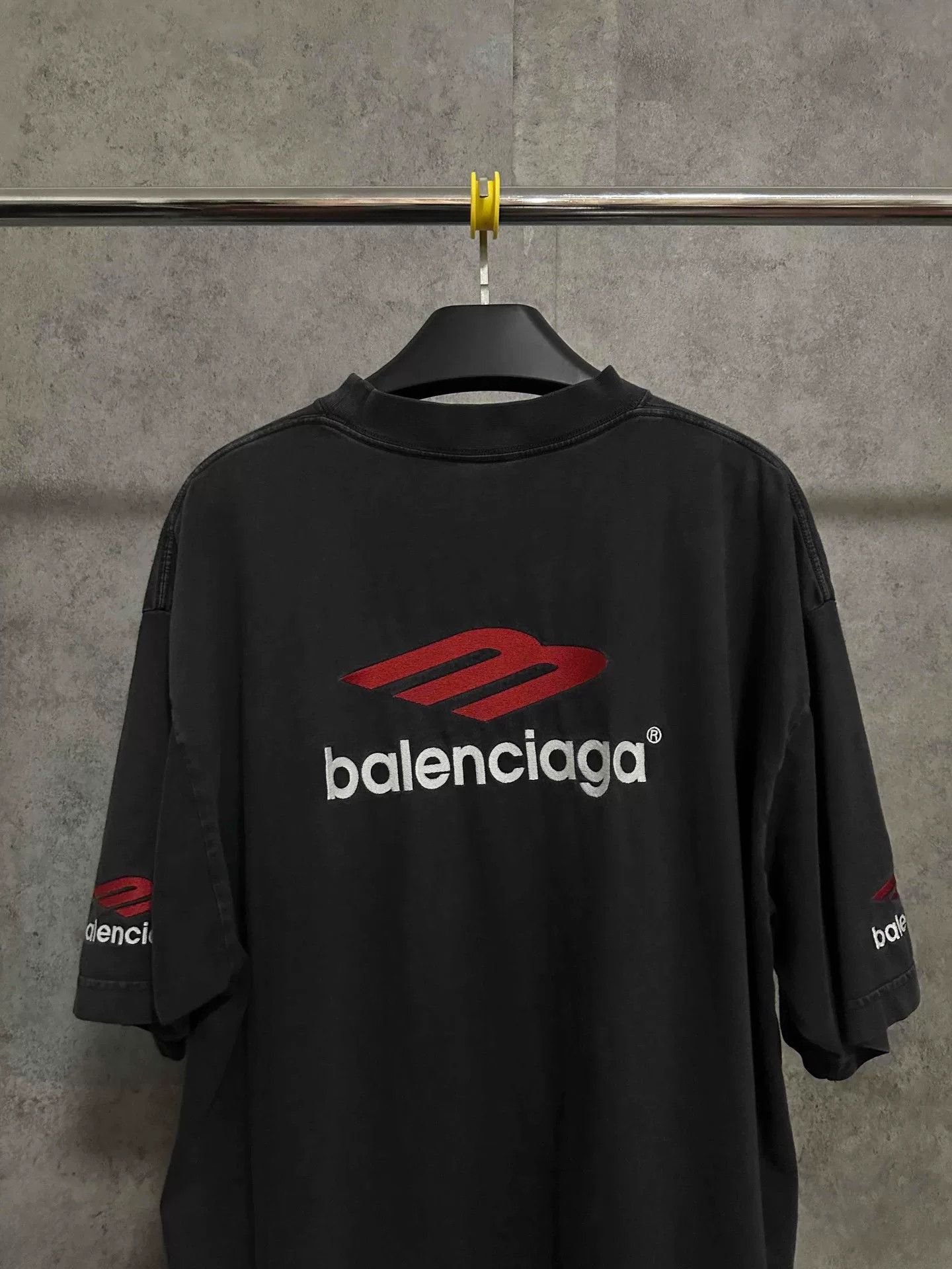 Balenciaga balenciaga short sleeve logo t-shirt black red Size US L / EU 52-54 / 3 - 5 Thumbnail