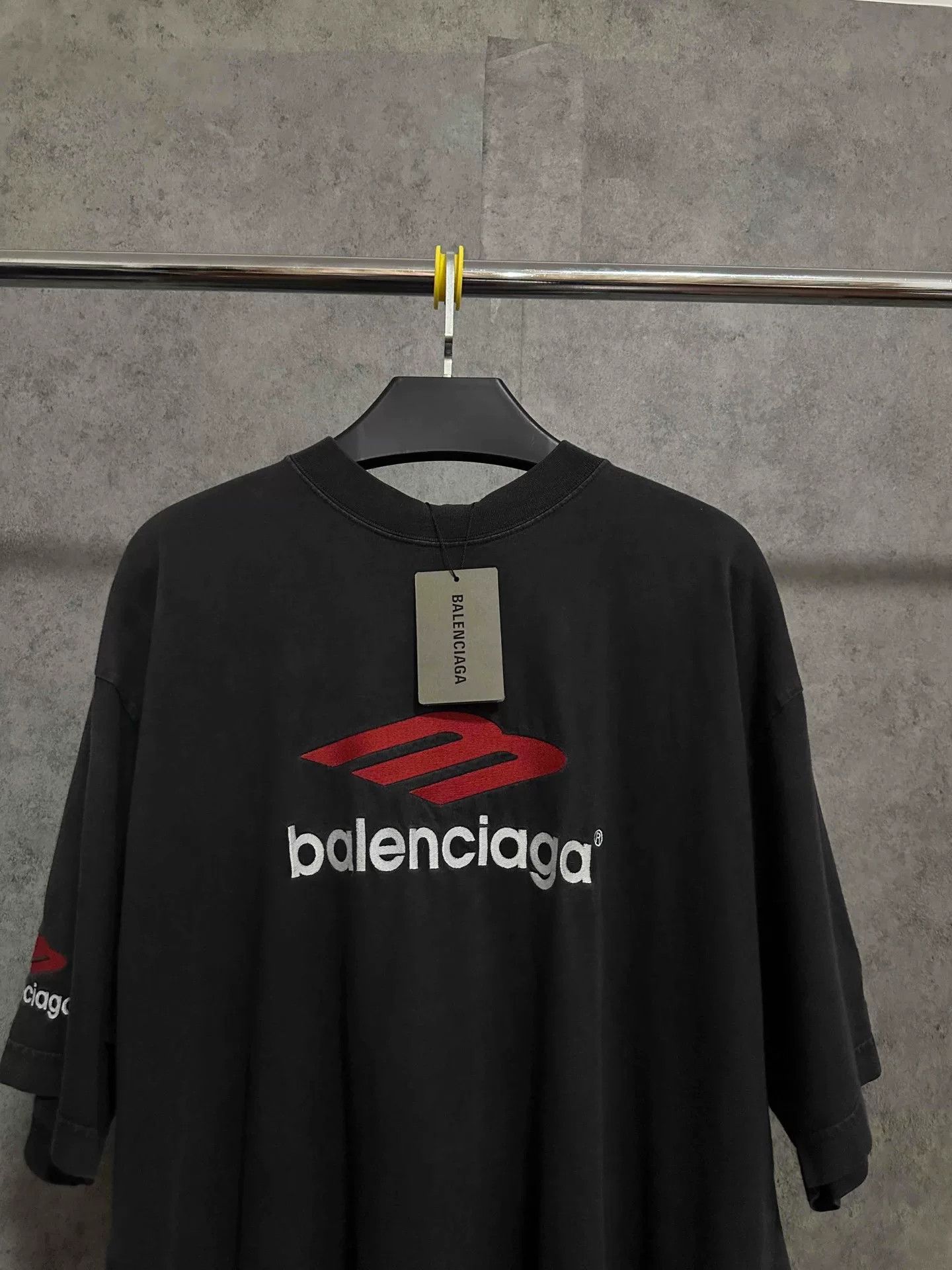 Balenciaga balenciaga short sleeve logo t-shirt black red Size US L / EU 52-54 / 3 - 2 Thumbnail