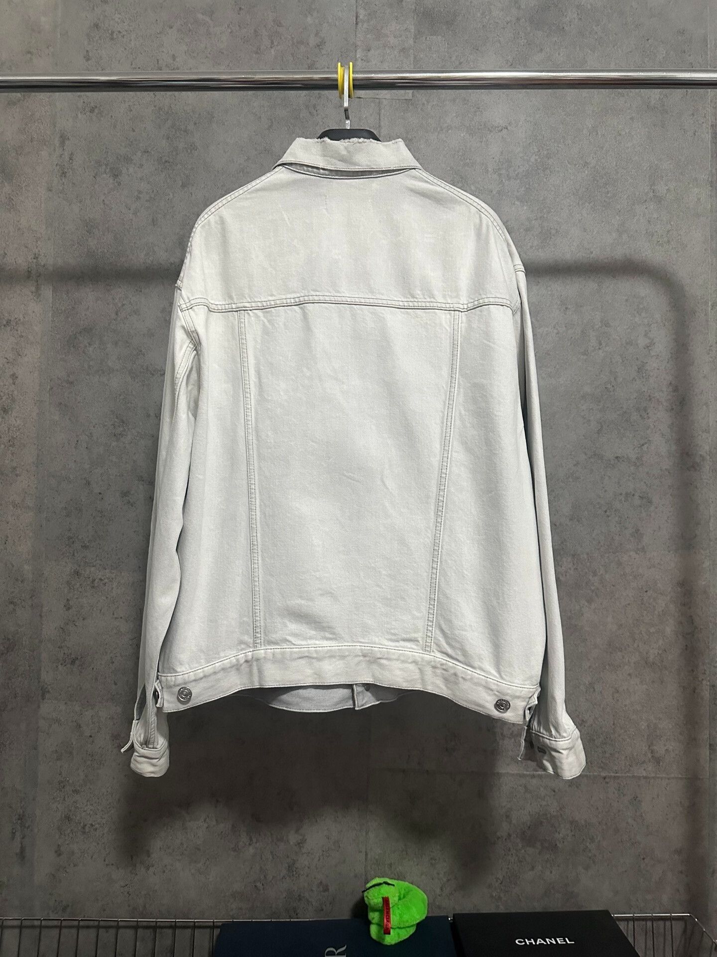 Balenciaga balenciaga distressed denim jacket with logo Size US L / EU 52-54 / 3 - 4 Thumbnail