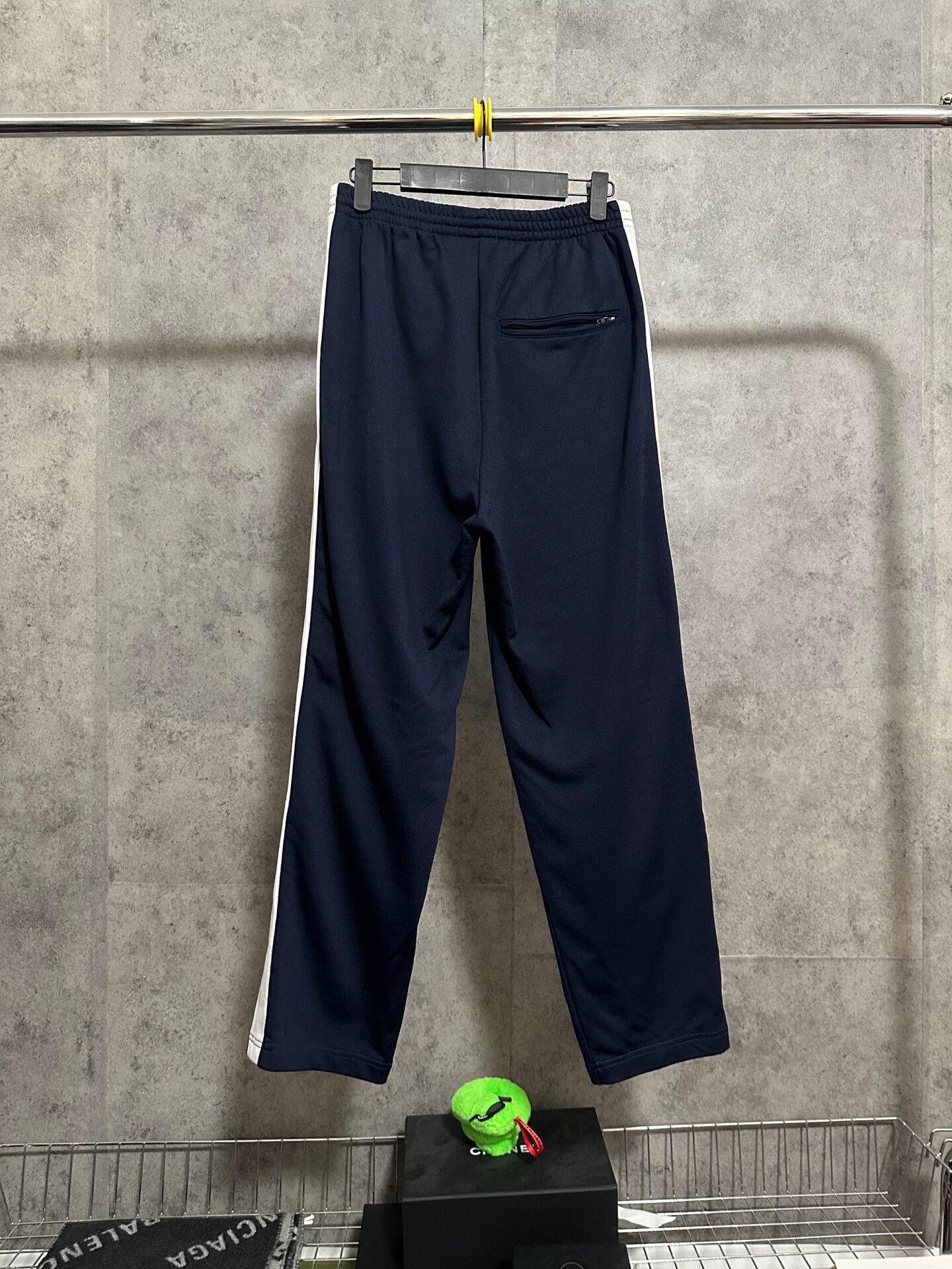 Balenciaga balenciaga logo embroidered casual pants navy Size US 28 / EU 44 - 4 Thumbnail