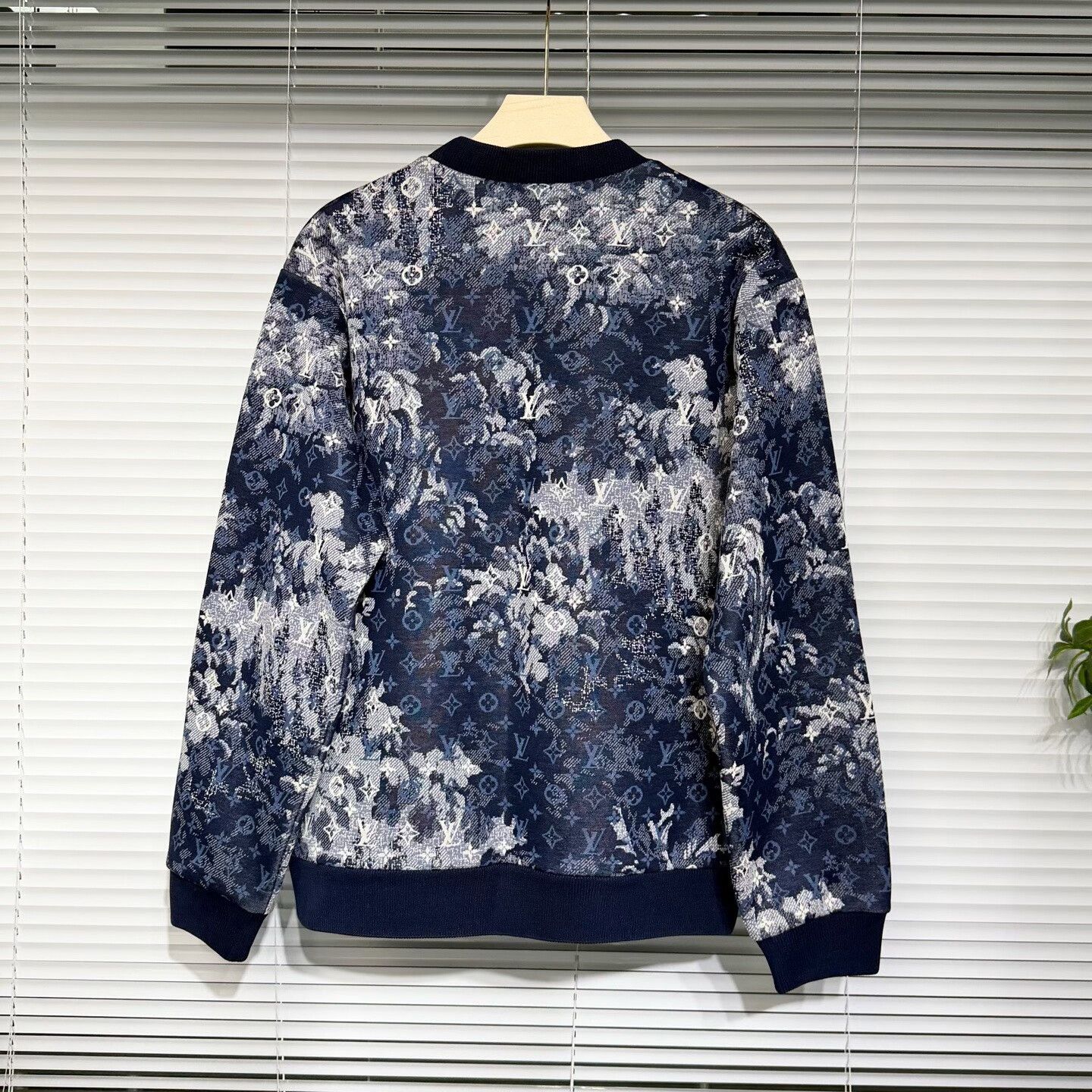 Louis Vuitton lv monogram sweatshirt with ribbed collar Size US XL / EU 56 / 4 - 2 Thumbnail