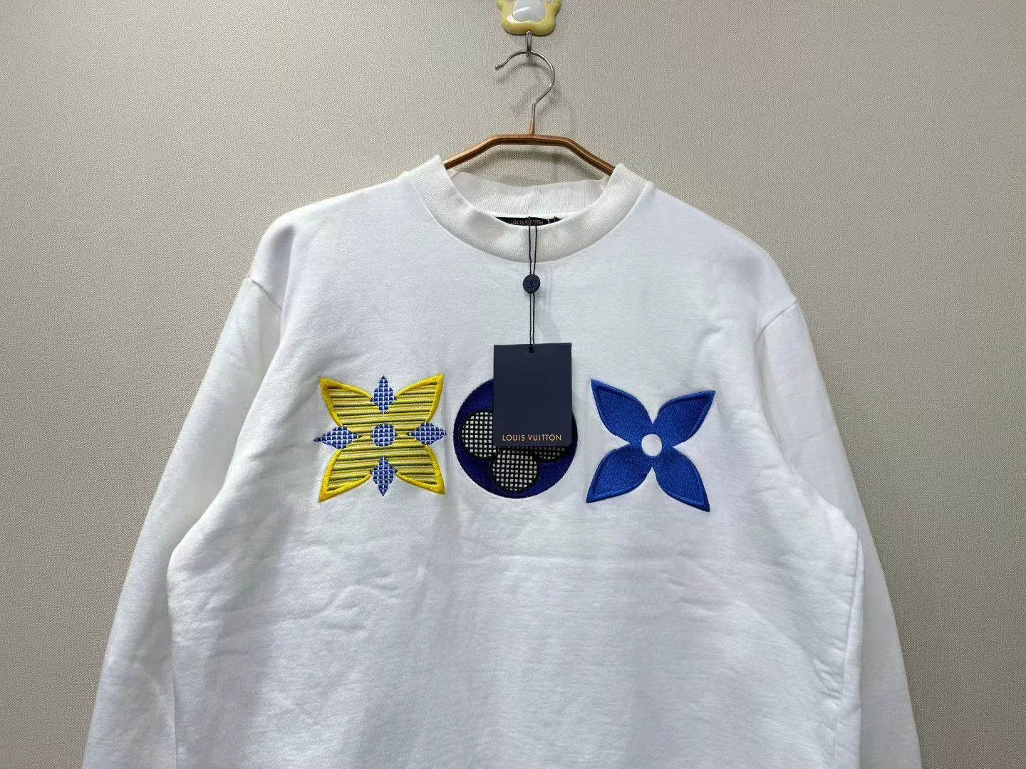 Louis Vuitton white louis vuitton embroidered logo sweatshirt Size US M / EU 48-50 / 2 - 2 Thumbnail
