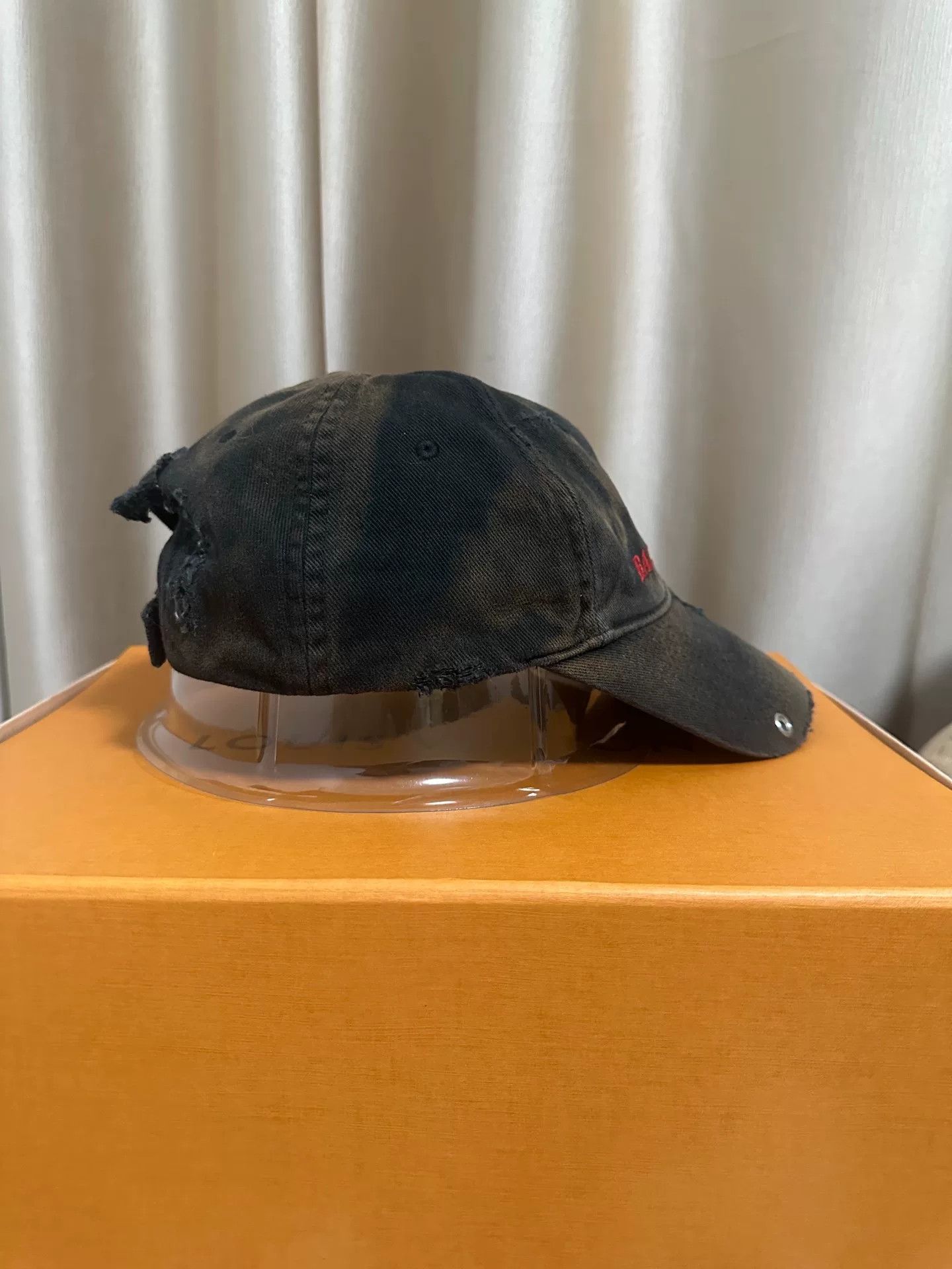 Balenciaga black red distressed duckbill cap Size ONE SIZE - 4 Thumbnail