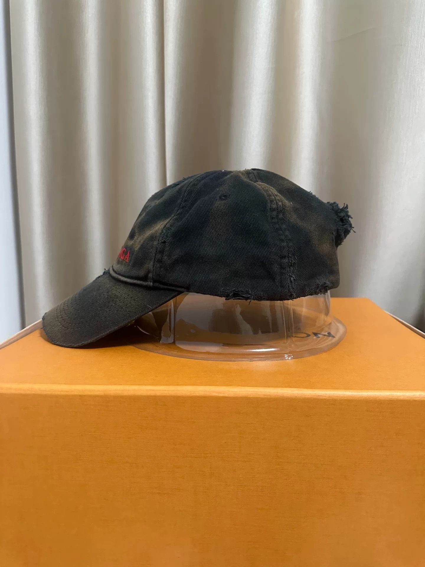 Balenciaga black red distressed duckbill cap Size ONE SIZE - 2 Thumbnail