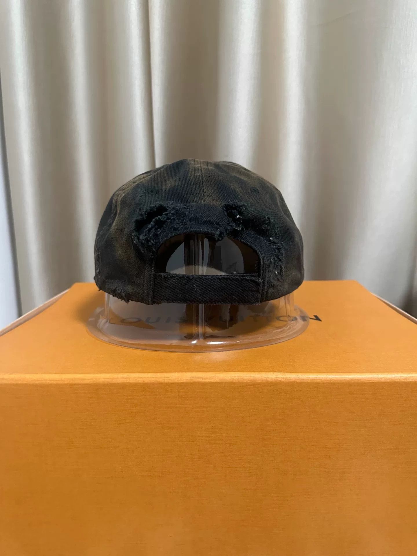 Balenciaga black red distressed duckbill cap Size ONE SIZE - 3 Thumbnail