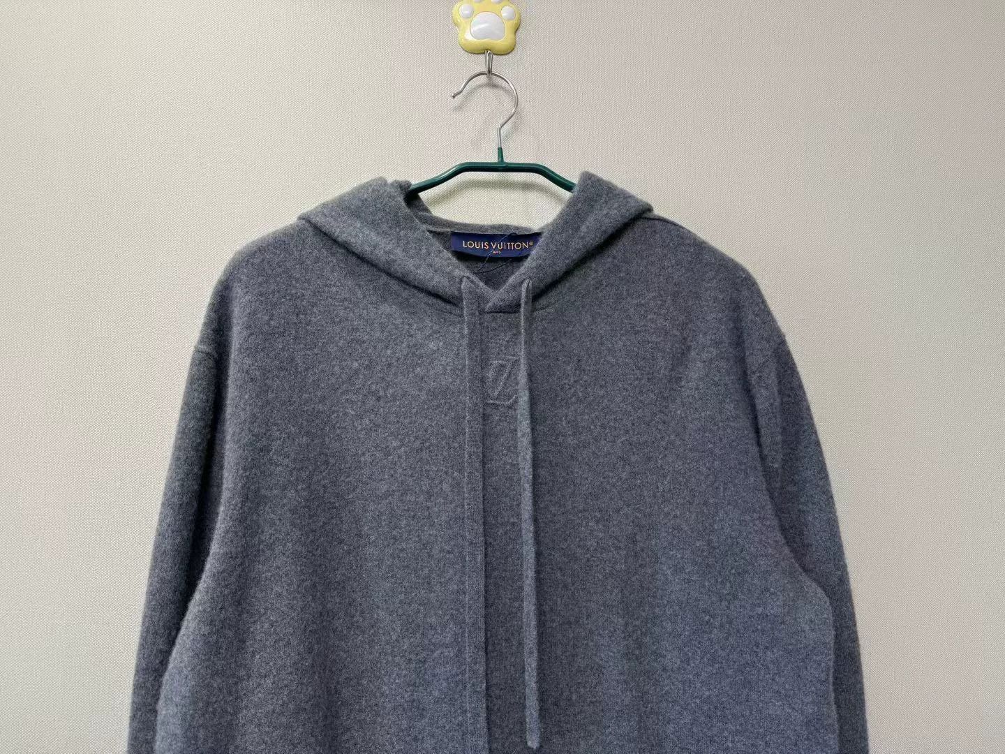 Louis Vuitton louis vuitton gray embossed logo hoodie Size US XL / EU 56 / 4 - 2 Thumbnail