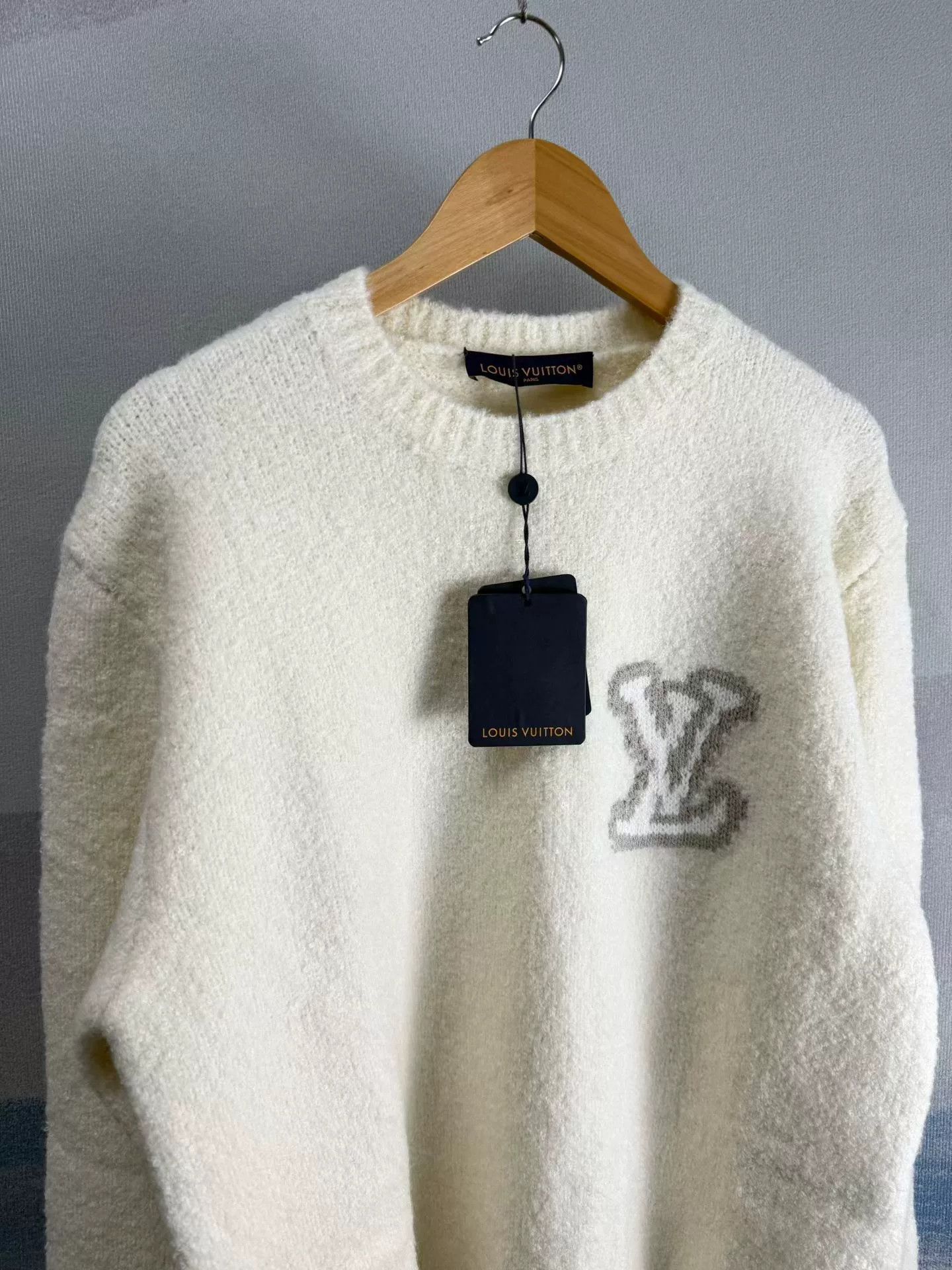 Louis Vuitton louis vuitton white wool teddy sweater Size US XXL / EU 58 / 5 - 2 Thumbnail