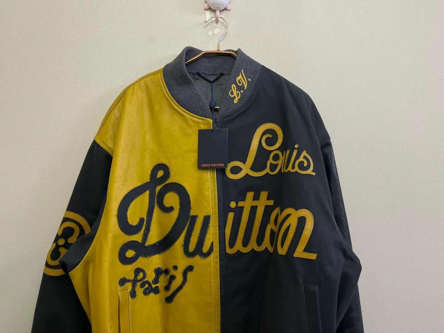 Louis Vuitton louis vuitton black yellow letter bomber jacket Size US L / EU 52-54 / 3 - 2 Thumbnail