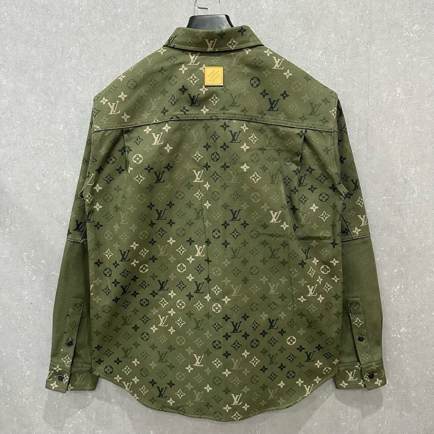 Louis Vuitton louis vuitton logo gradient shirt in green Size US XL / EU 56 / 4 - 2 Thumbnail
