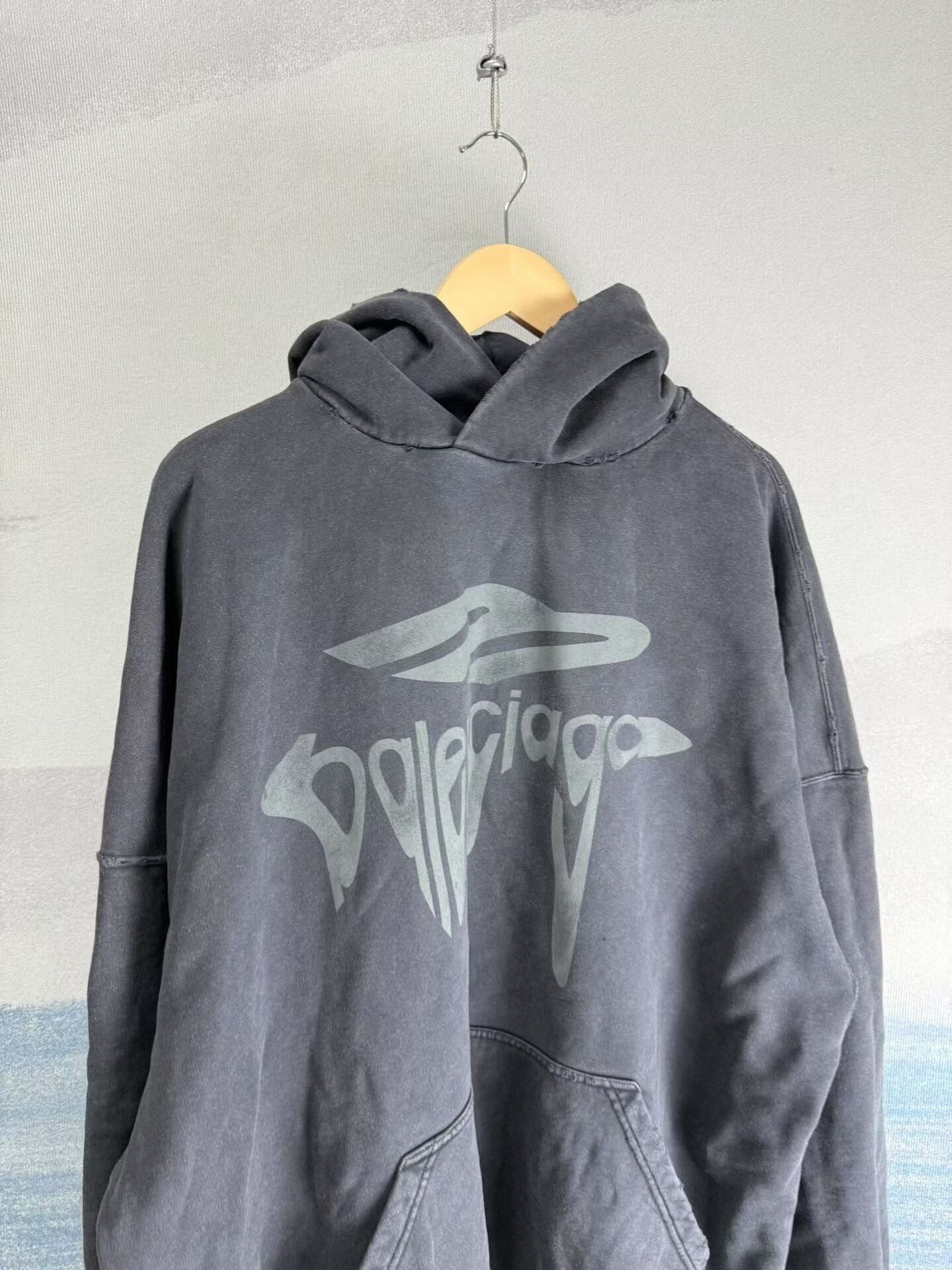 Balenciaga balenciaga black distressed logo hoodie oversized Size US M / EU 48-50 / 2 - 2 Thumbnail