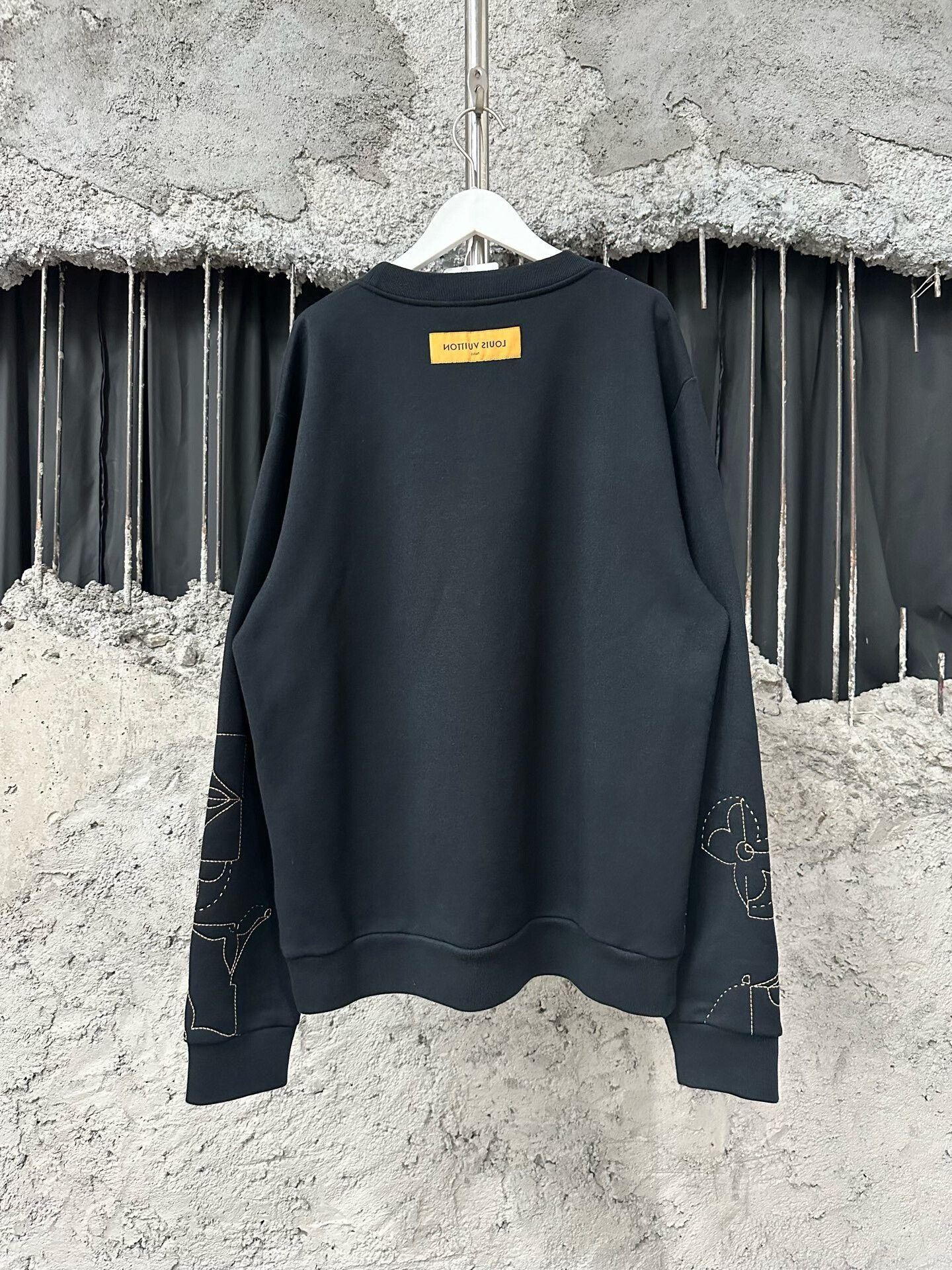 Louis Vuitton louis vuitton embroidered logo sweatshirt Size US L / EU 52-54 / 3 - 2 Thumbnail