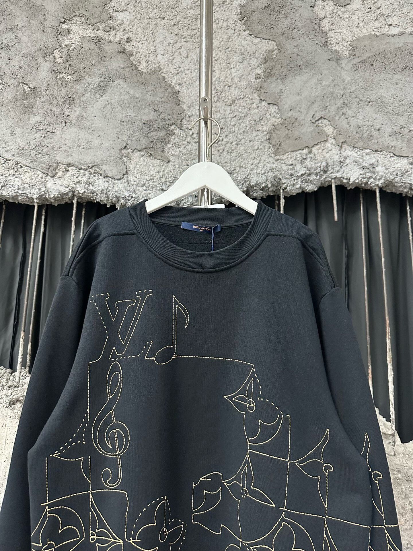 Louis Vuitton louis vuitton embroidered logo sweatshirt Size US L / EU 52-54 / 3 - 3 Thumbnail