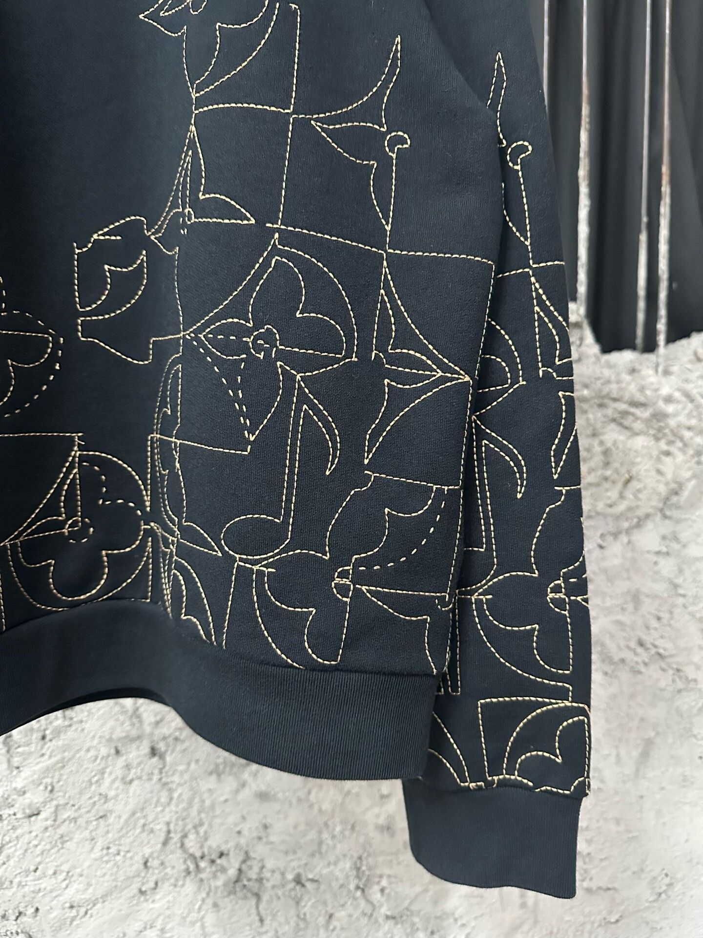 Louis Vuitton louis vuitton embroidered logo sweatshirt Size US L / EU 52-54 / 3 - 5 Thumbnail