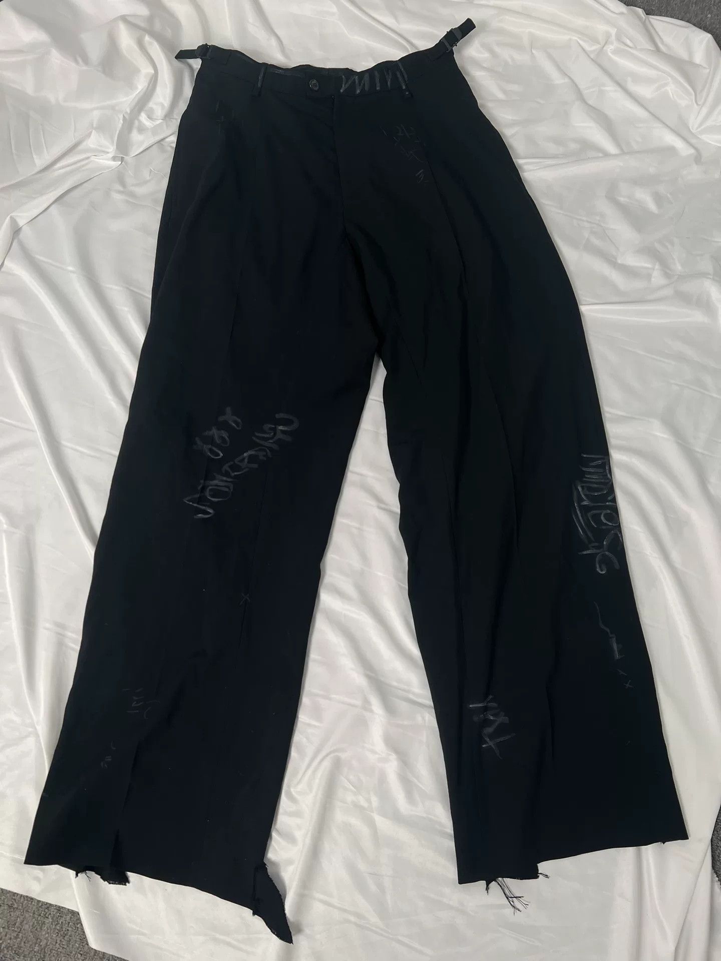 Balenciaga balenciaga black graffiti baggy trousers Size US 26 / EU 42 - 2 Thumbnail