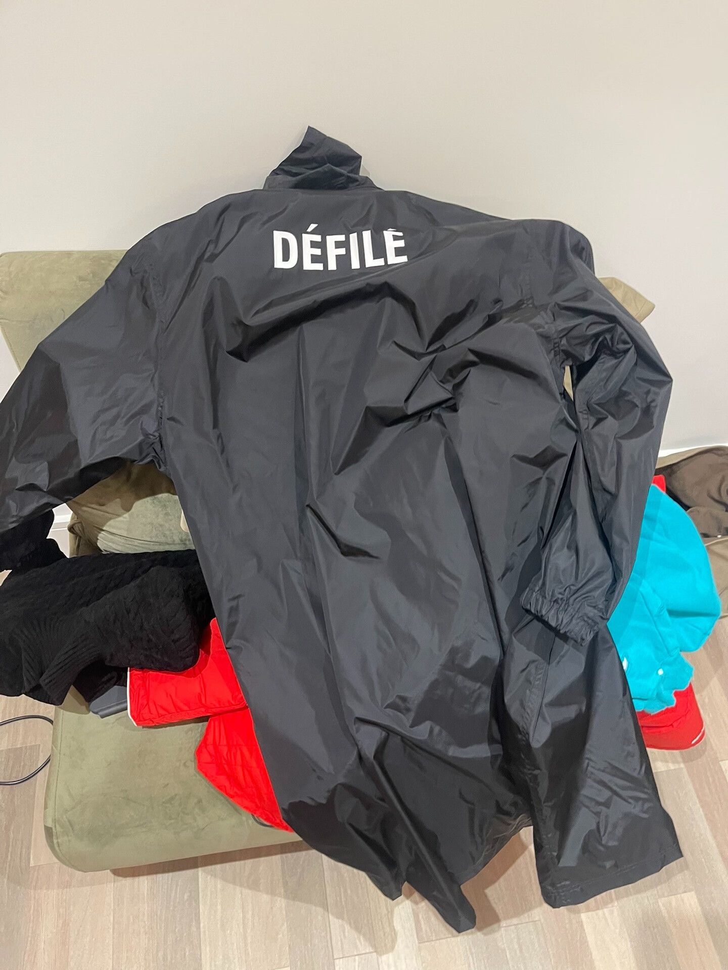 Balenciaga balenciaga défilé waterproof coat with hood Size US XL / EU 56 / 4 - 2 Thumbnail