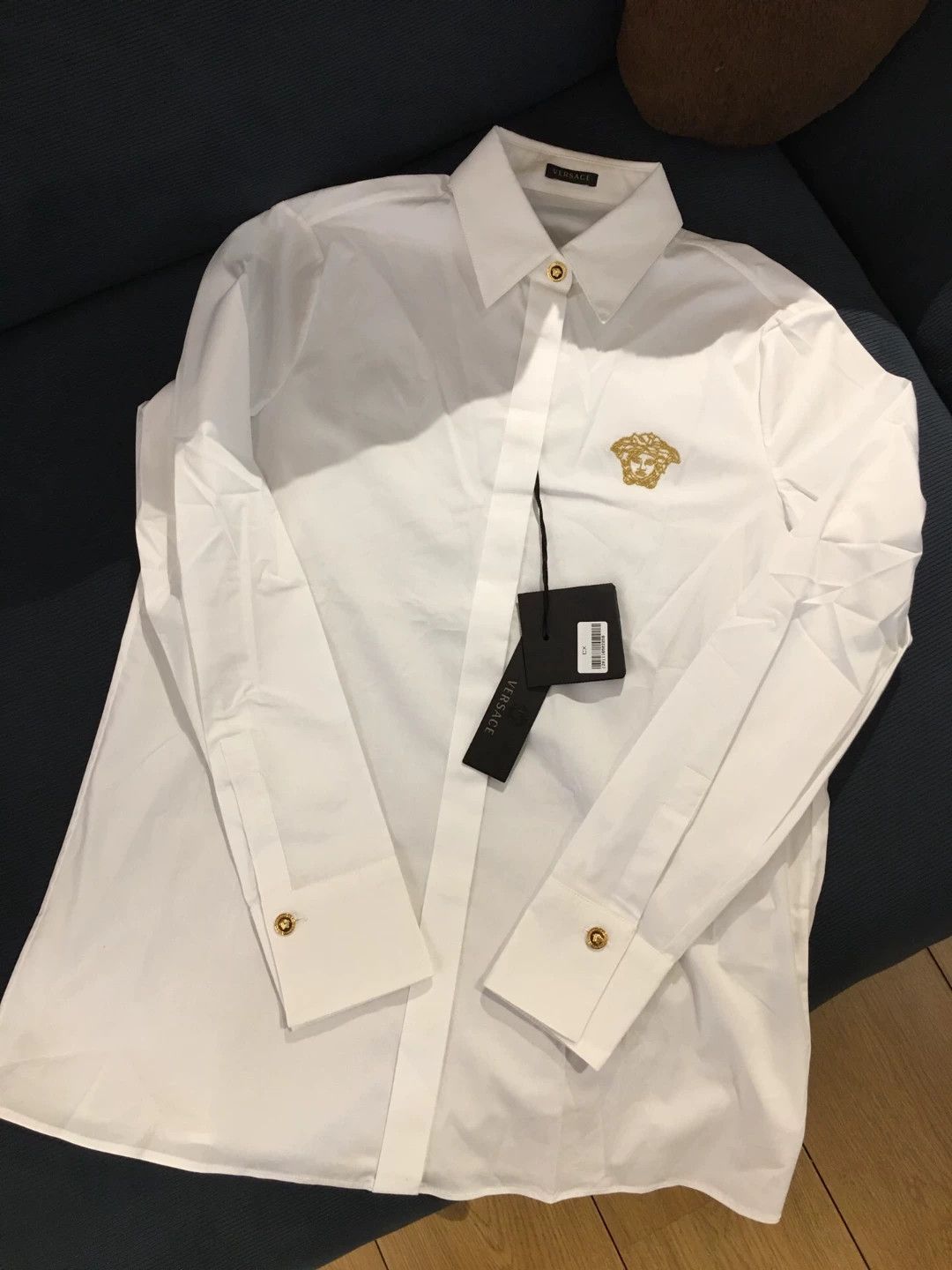 Versace versace white dress shirt with gold emblem Size US M / EU 48-50 / 2 - 2 Thumbnail