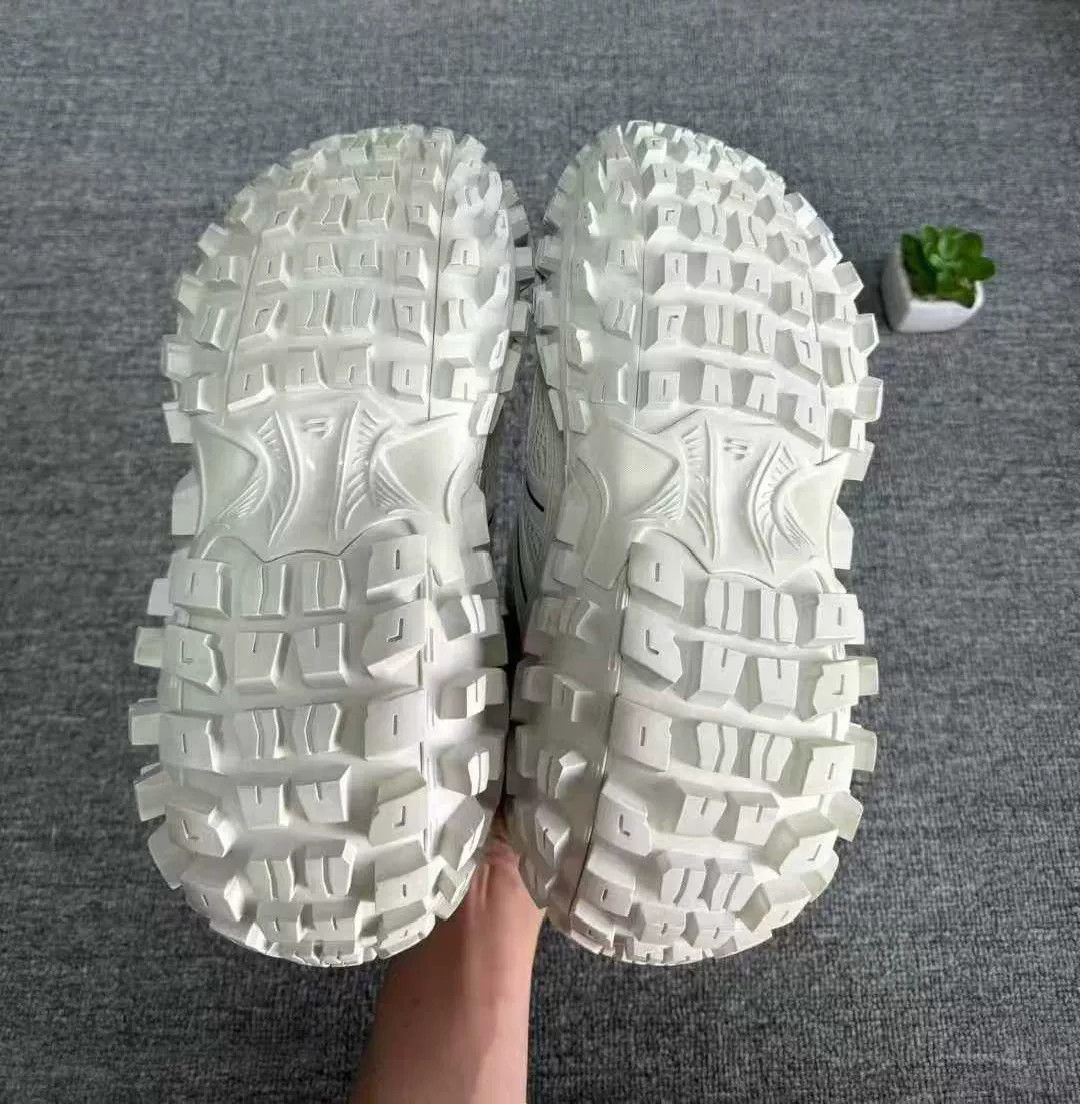 Balenciaga balenciaga double logo tire sneakers size 45 Size US 11 / EU 44 - 7 Thumbnail
