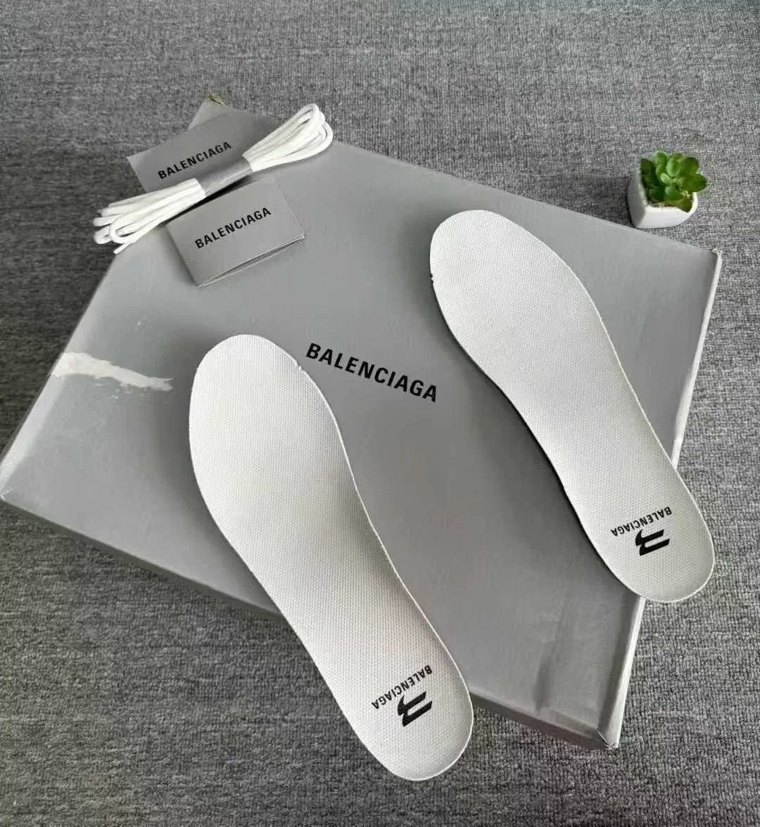Balenciaga balenciaga double logo tire sneakers size 45 Size US 11 / EU 44 - 9 Thumbnail