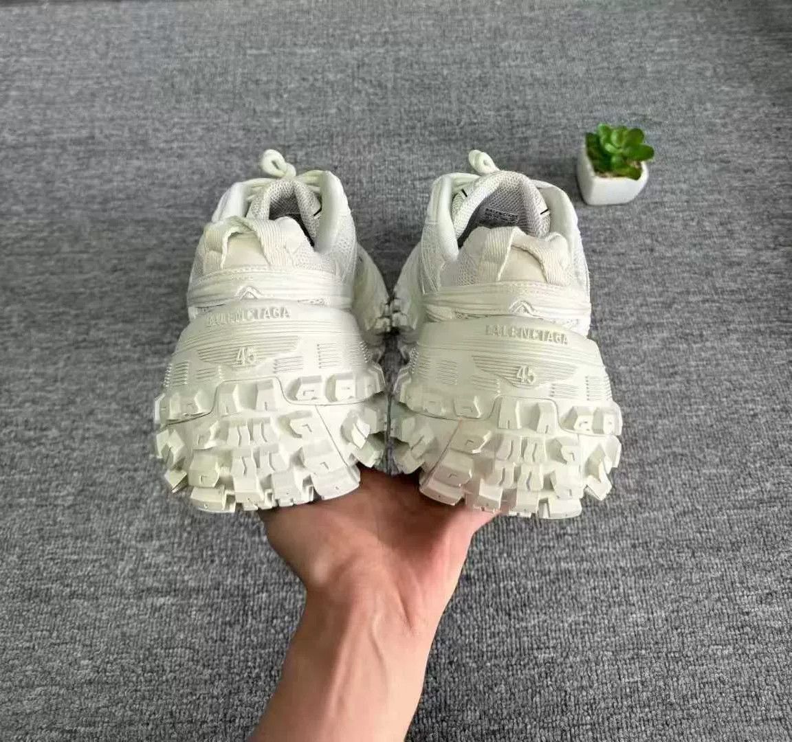 Balenciaga balenciaga double logo tire sneakers size 45 Size US 11 / EU 44 - 6 Thumbnail