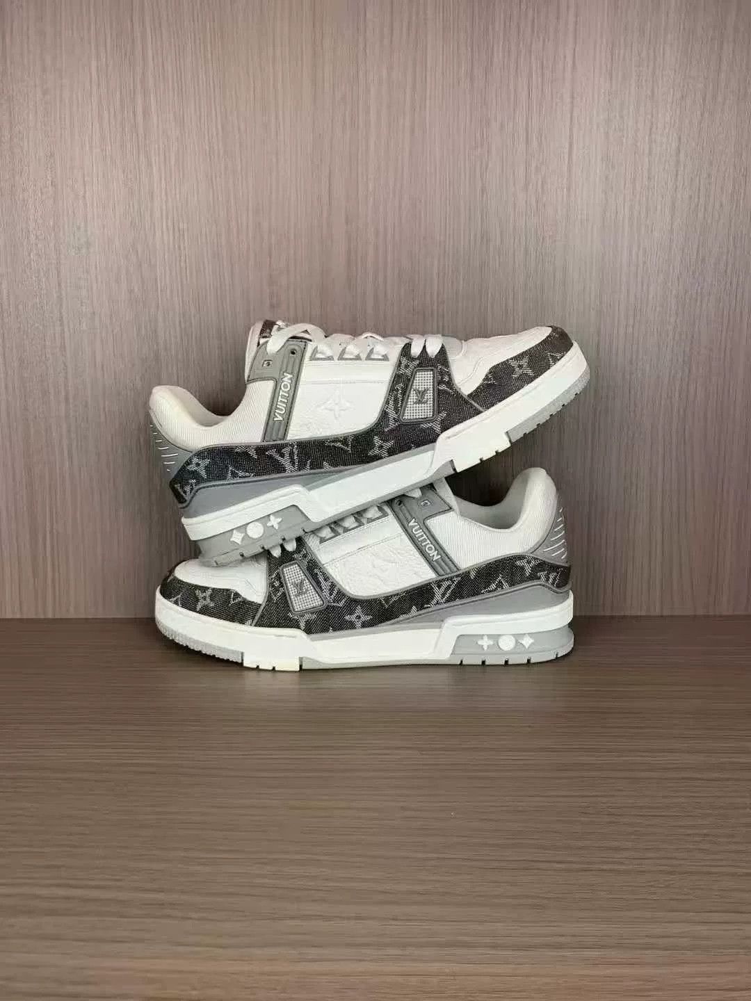 Louis Vuitton louis vuitton trainer low-top in white gray Size US 7 / EU 40 - 5 Thumbnail