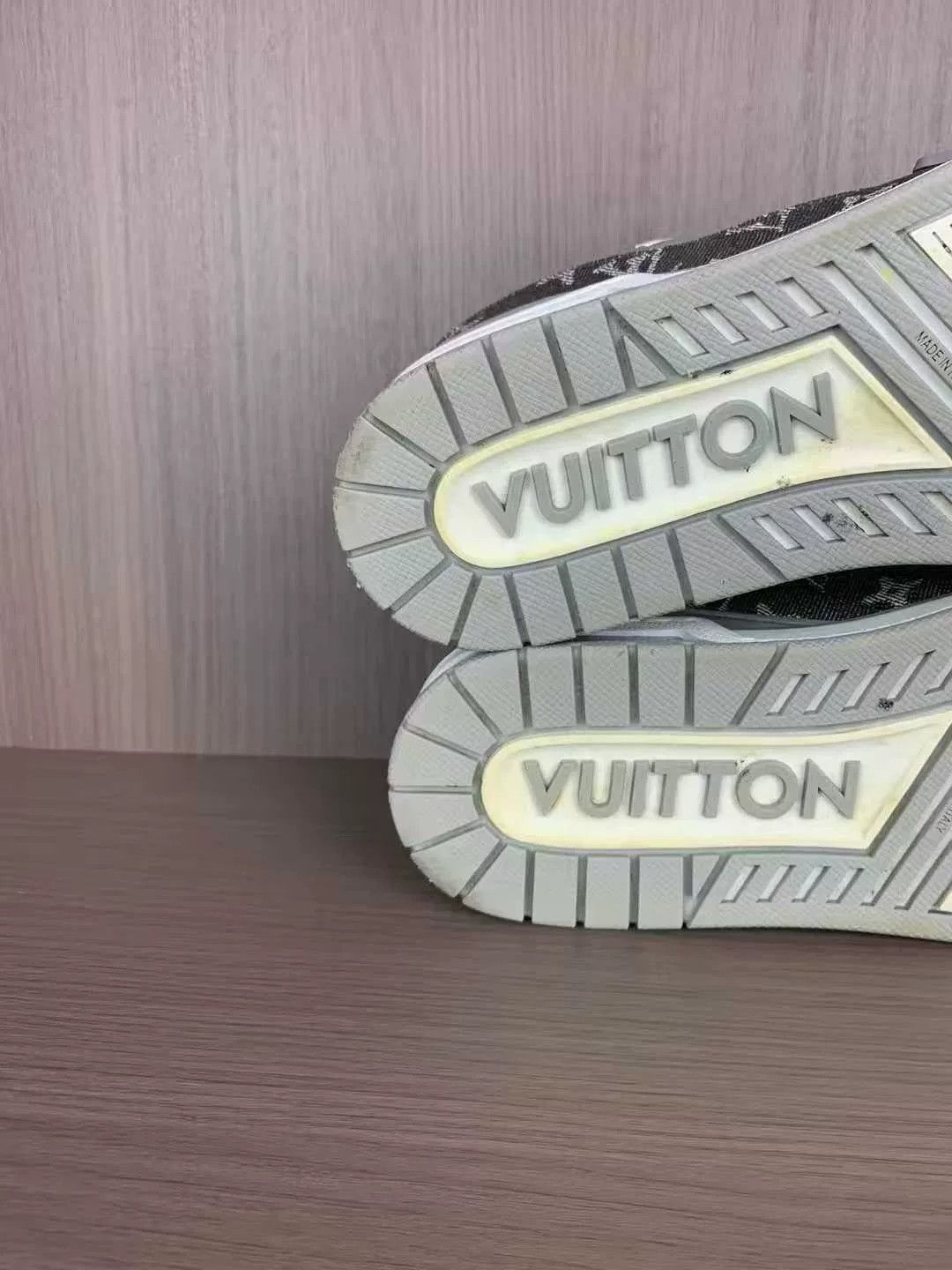 Louis Vuitton louis vuitton trainer low-top in white gray Size US 7 / EU 40 - 9 Thumbnail