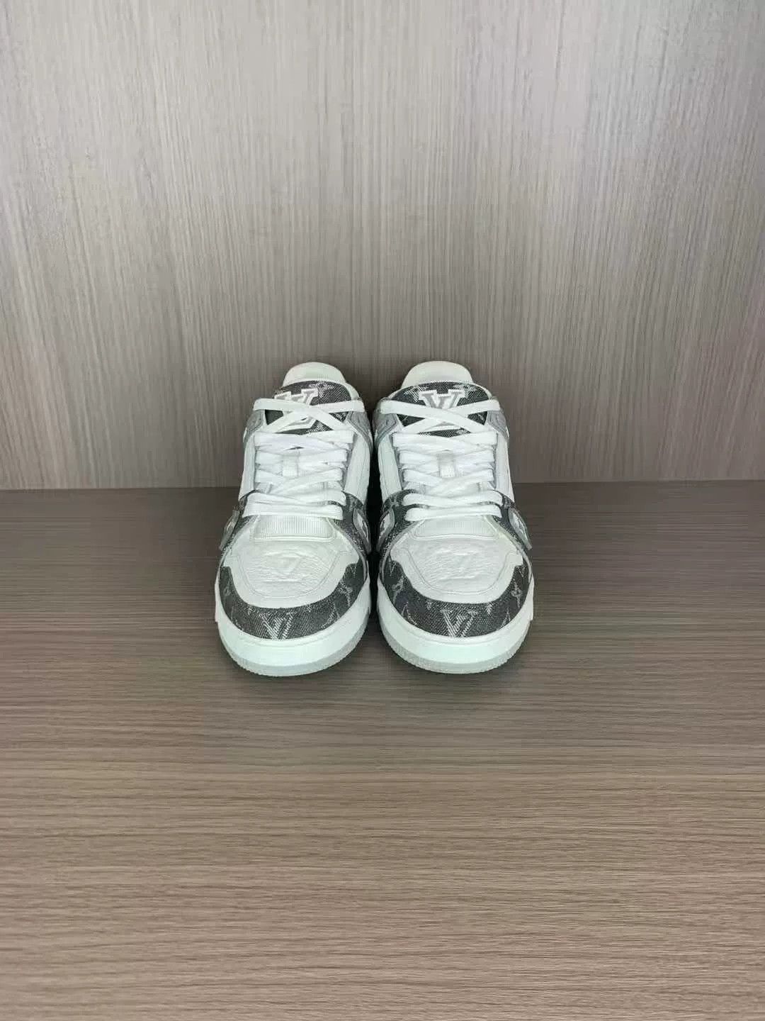 Louis Vuitton louis vuitton trainer low-top in white gray Size US 7 / EU 40 - 2 Thumbnail