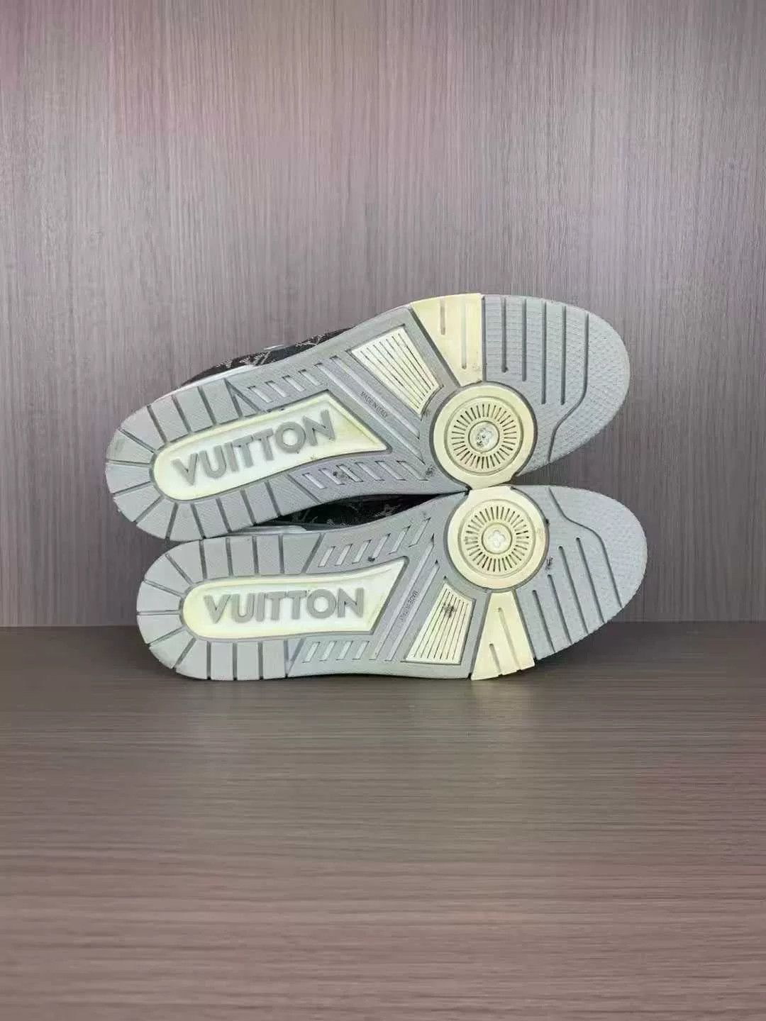 Louis Vuitton louis vuitton trainer low-top in white gray Size US 7 / EU 40 - 7 Thumbnail
