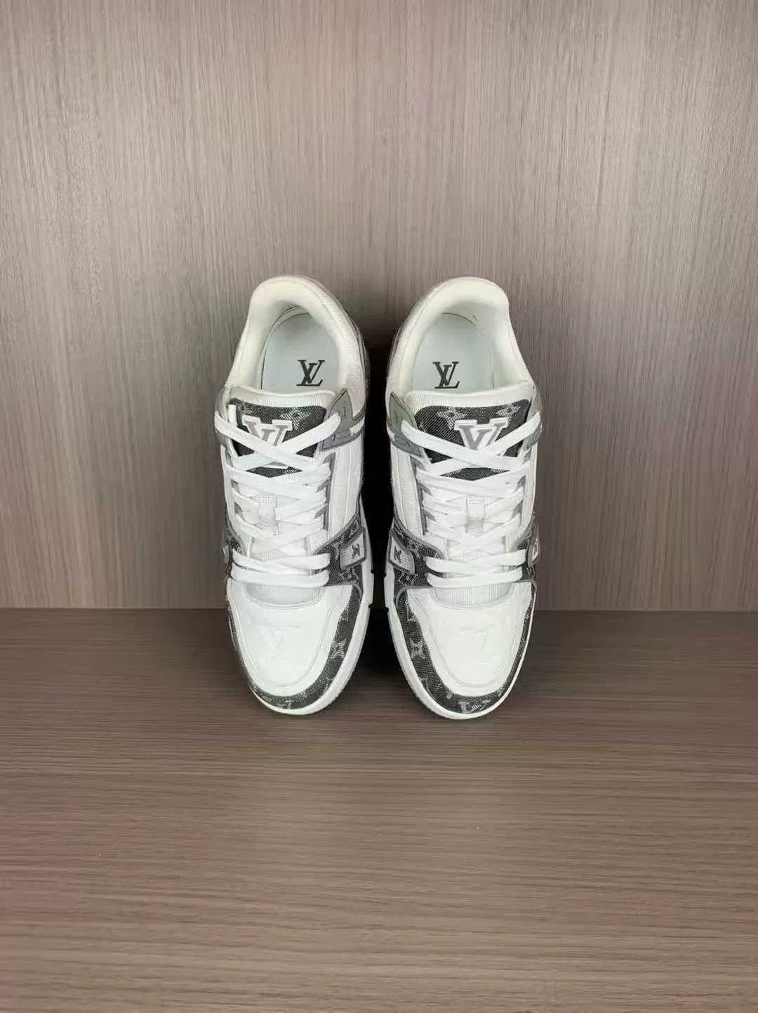 Louis Vuitton louis vuitton trainer low-top in white gray Size US 7 / EU 40 - 3 Thumbnail
