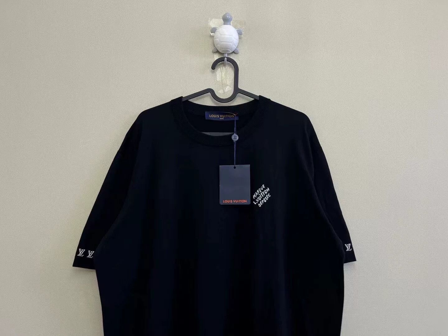 Louis Vuitton louis vuitton black embroidered logo knit tee Size US XL / EU 56 / 4 - 2 Thumbnail