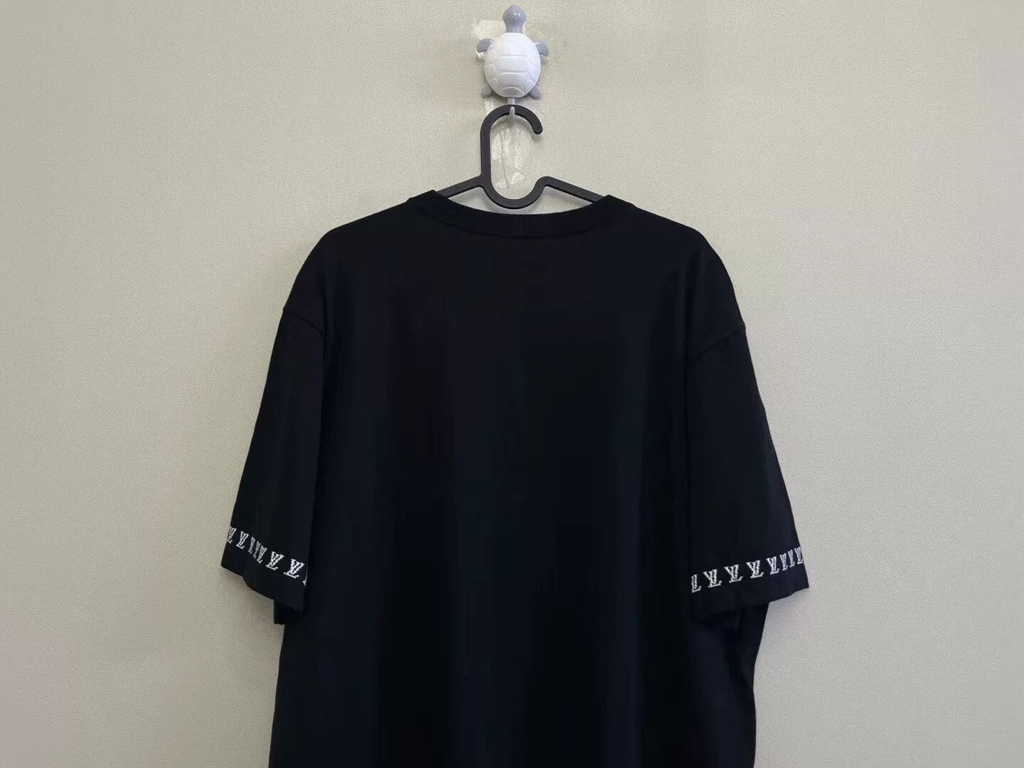 Louis Vuitton louis vuitton black embroidered logo knit tee Size US XL / EU 56 / 4 - 5 Thumbnail