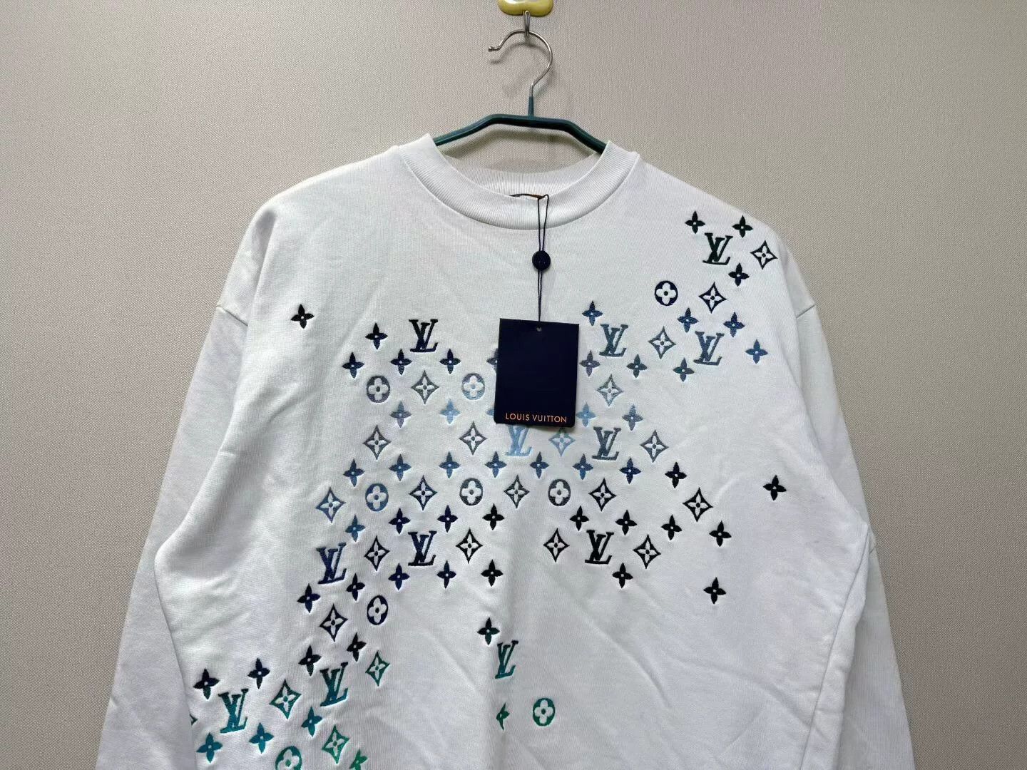 Louis Vuitton louis vuitton white gradient logo sweatshirt Size S / US 4 / IT 40 - 2 Thumbnail