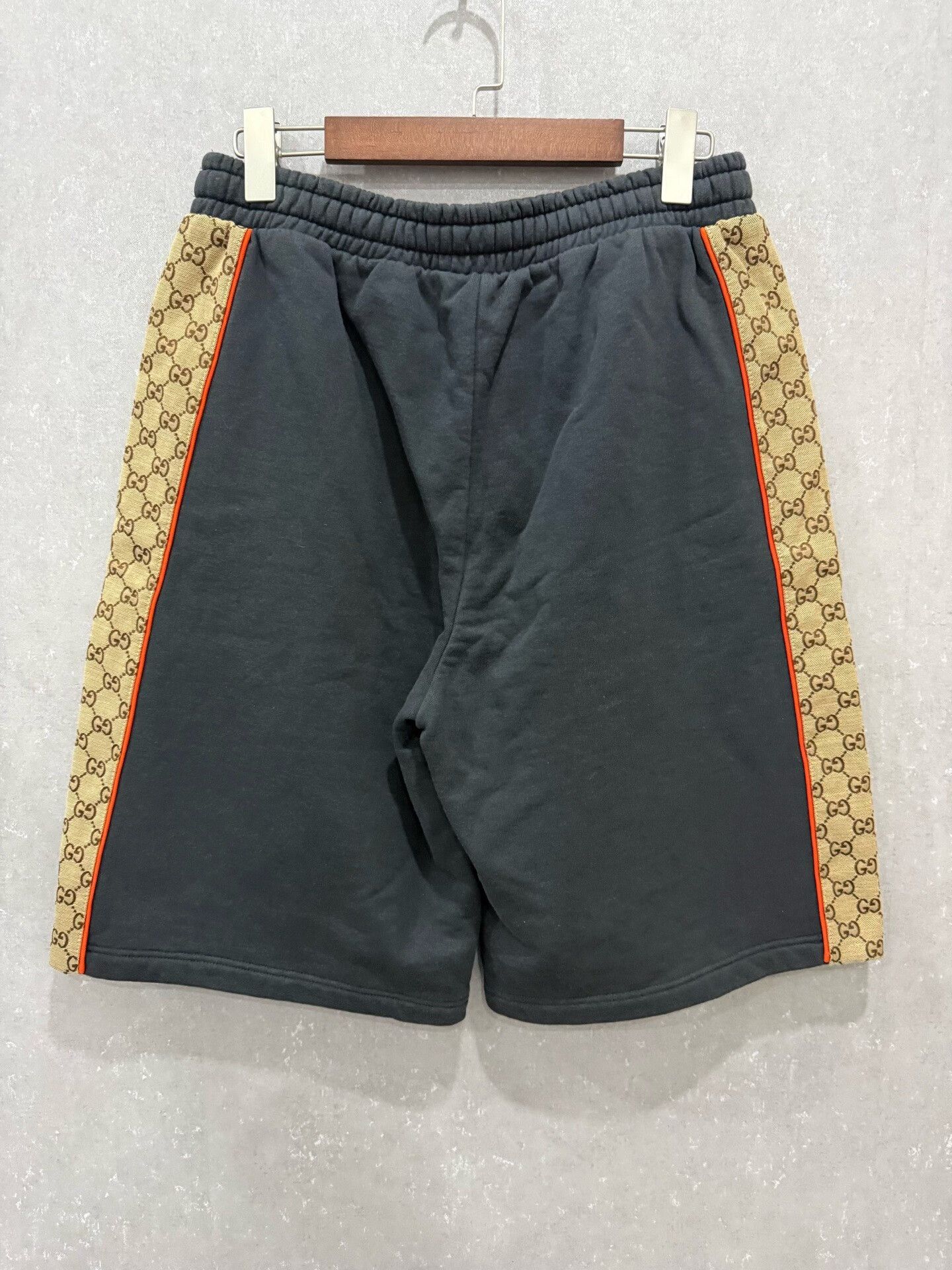 Gucci gucci logo side patterned casual shorts Size US 26 / EU 42 - 2 Thumbnail