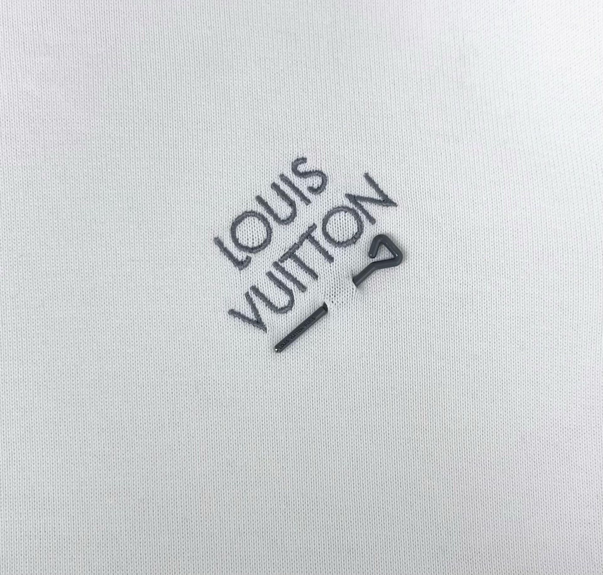 Louis Vuitton louis vuitton white embroidered logo knit tee Size US L / EU 52-54 / 3 - 4 Thumbnail