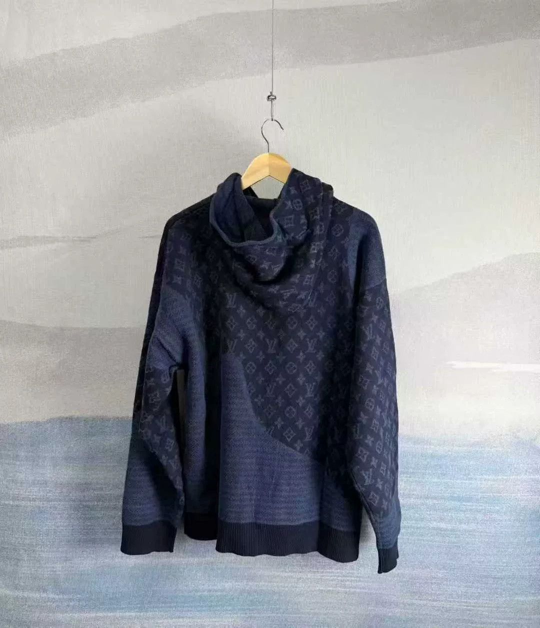 Louis Vuitton louis vuitton blue logo hooded sweatshirt Size US L / EU 52-54 / 3 - 3 Thumbnail
