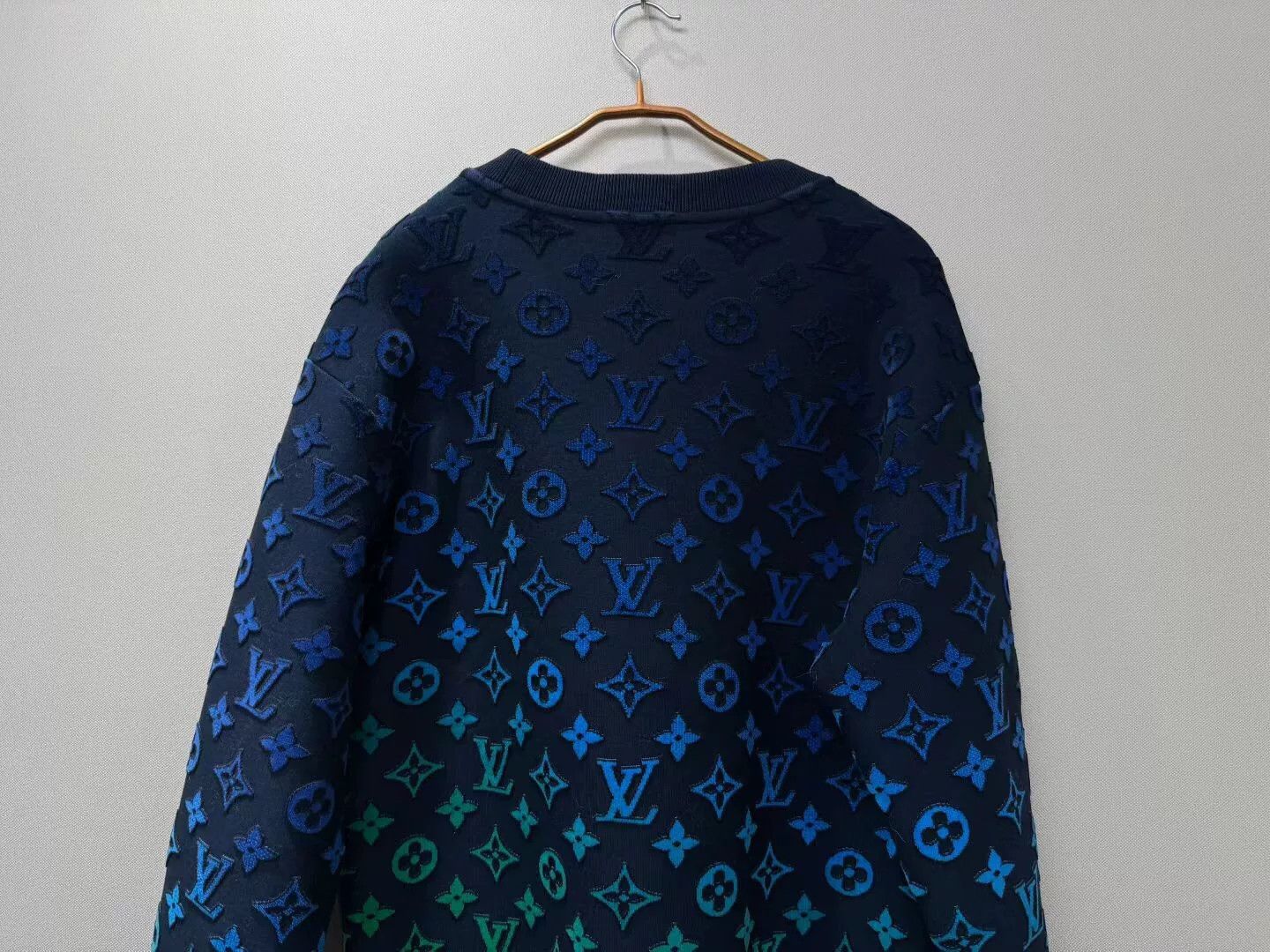 Louis Vuitton louis vuitton blue-green gradient logo sweatshirt Size US L / EU 52-54 / 3 - 5 Thumbnail
