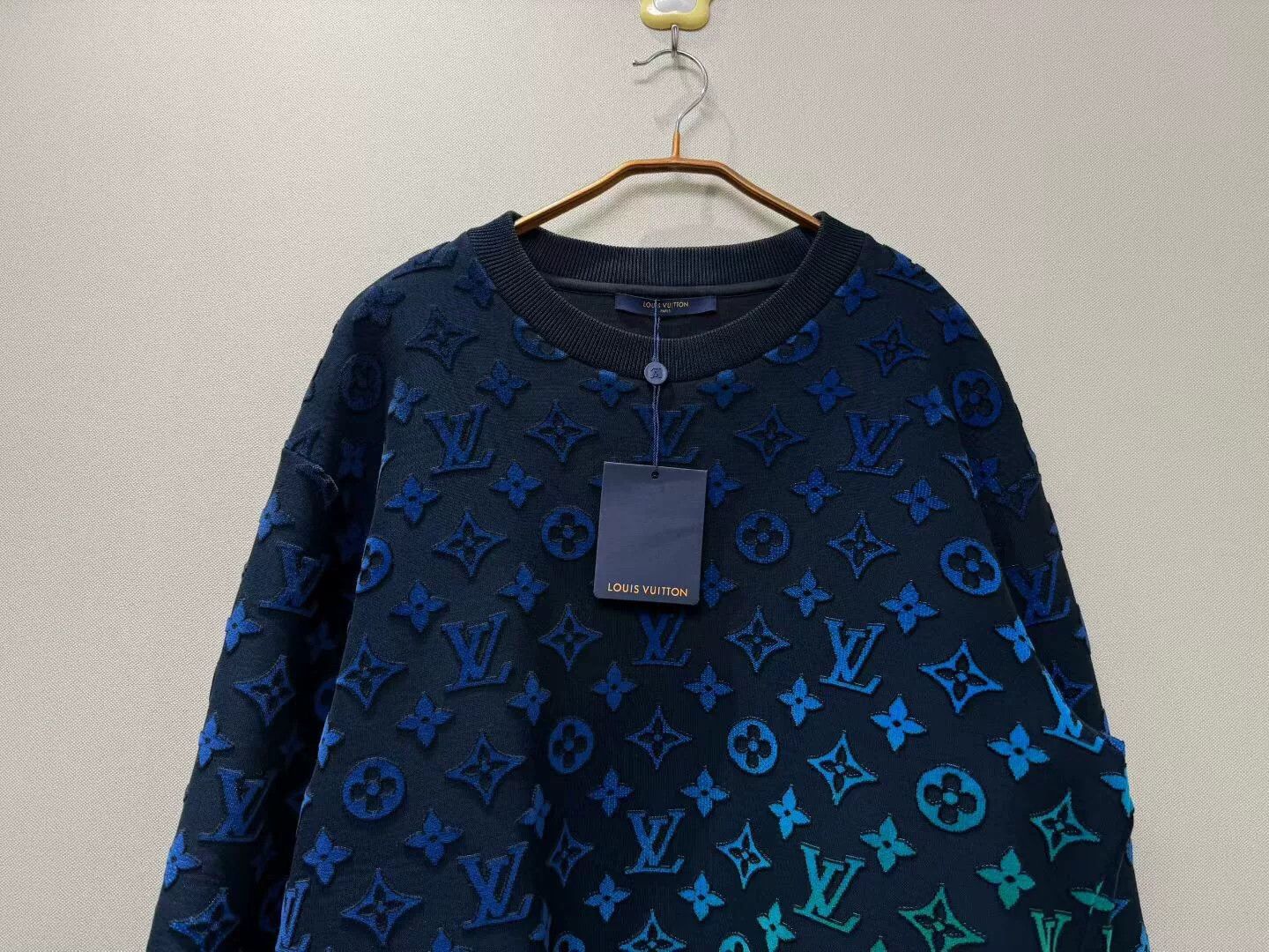 Louis Vuitton louis vuitton blue-green gradient logo sweatshirt Size US L / EU 52-54 / 3 - 2 Thumbnail