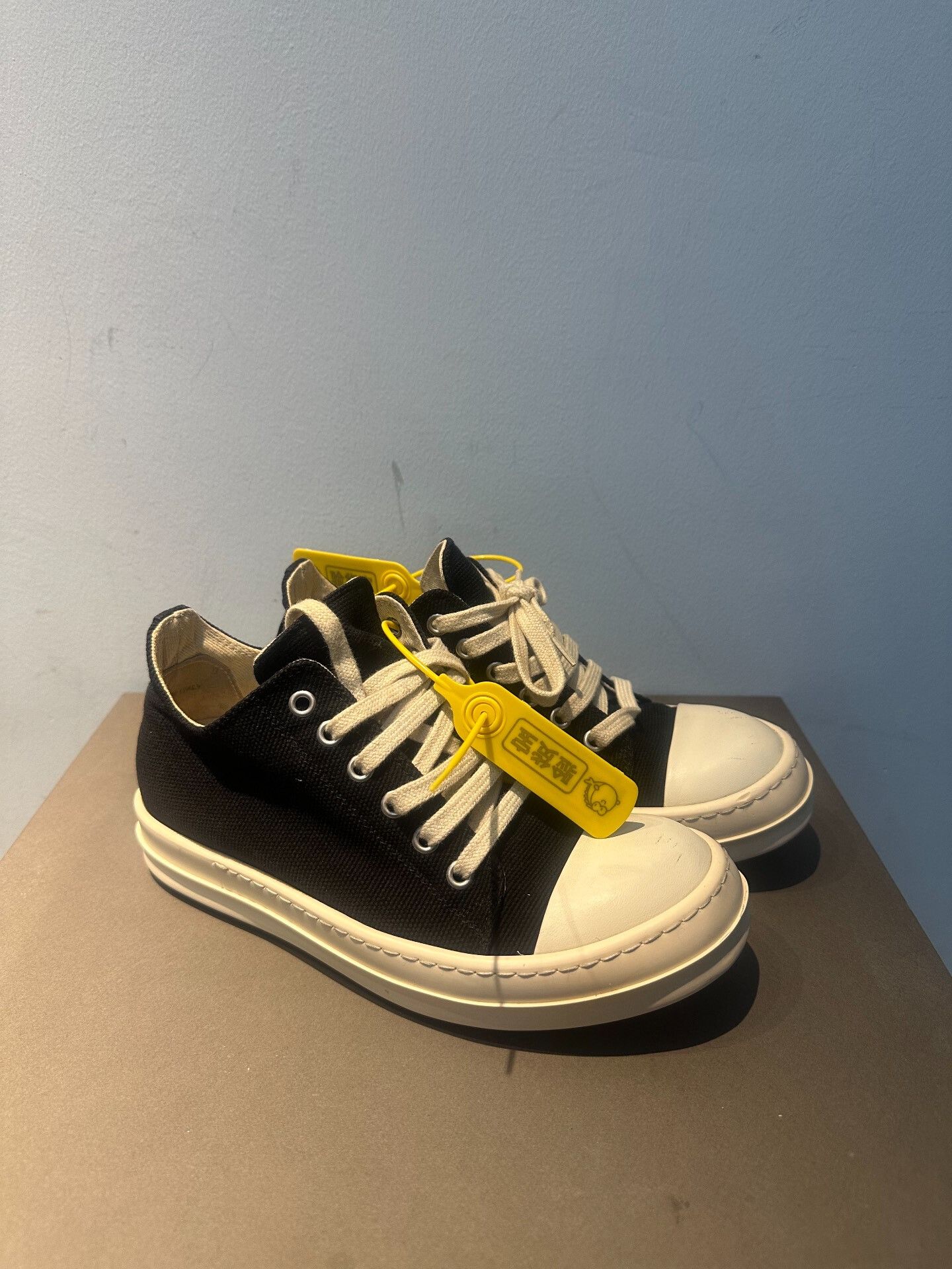 Rick Owens Rick Owens Low-Top Canvas Sneakers Size US 6 / IT 36 - 2 Thumbnail