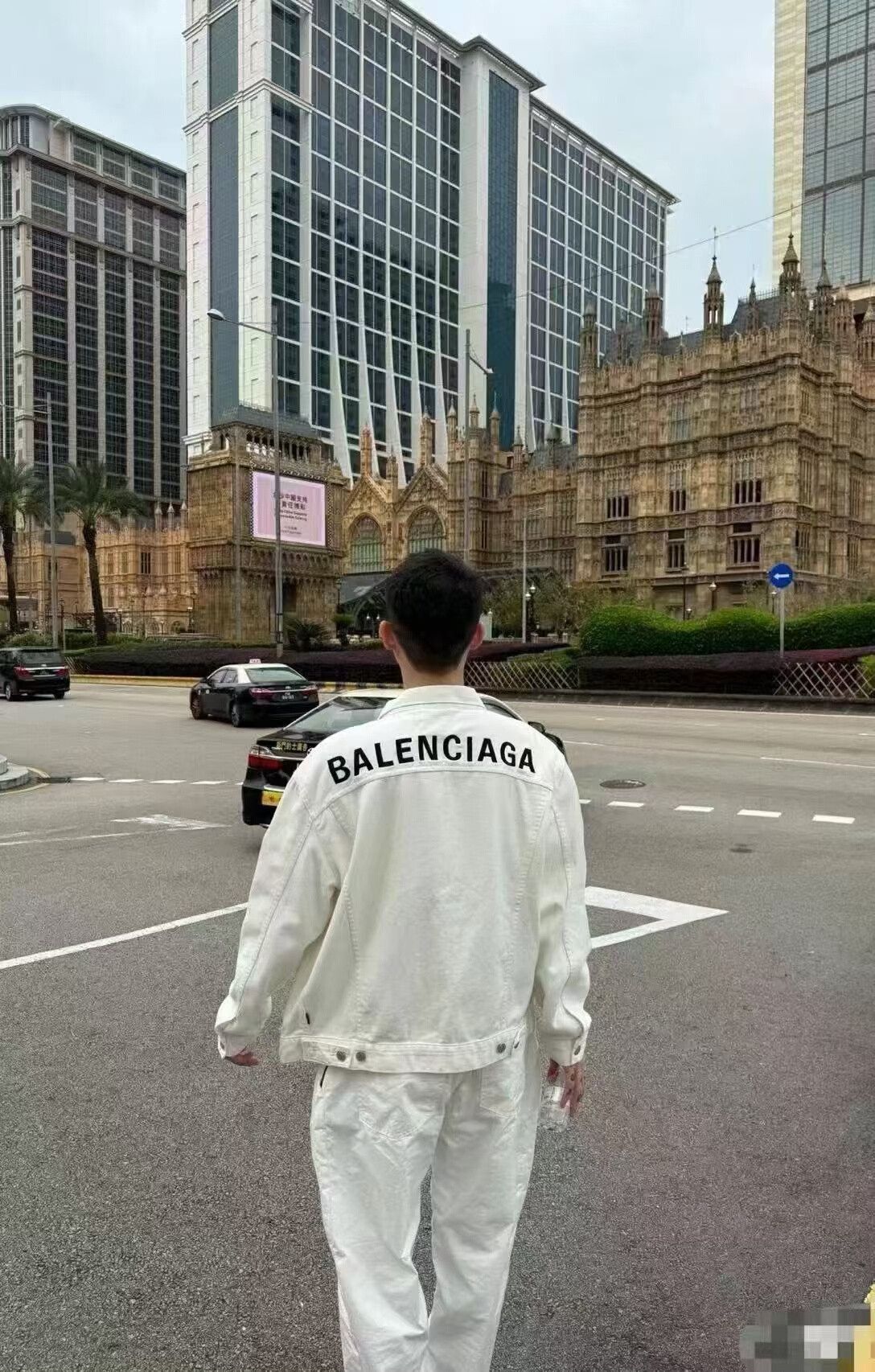 Balenciaga Balenciaga Logo Denim Jacket in White Size US M / EU 48-50 / 2 - 8 Thumbnail