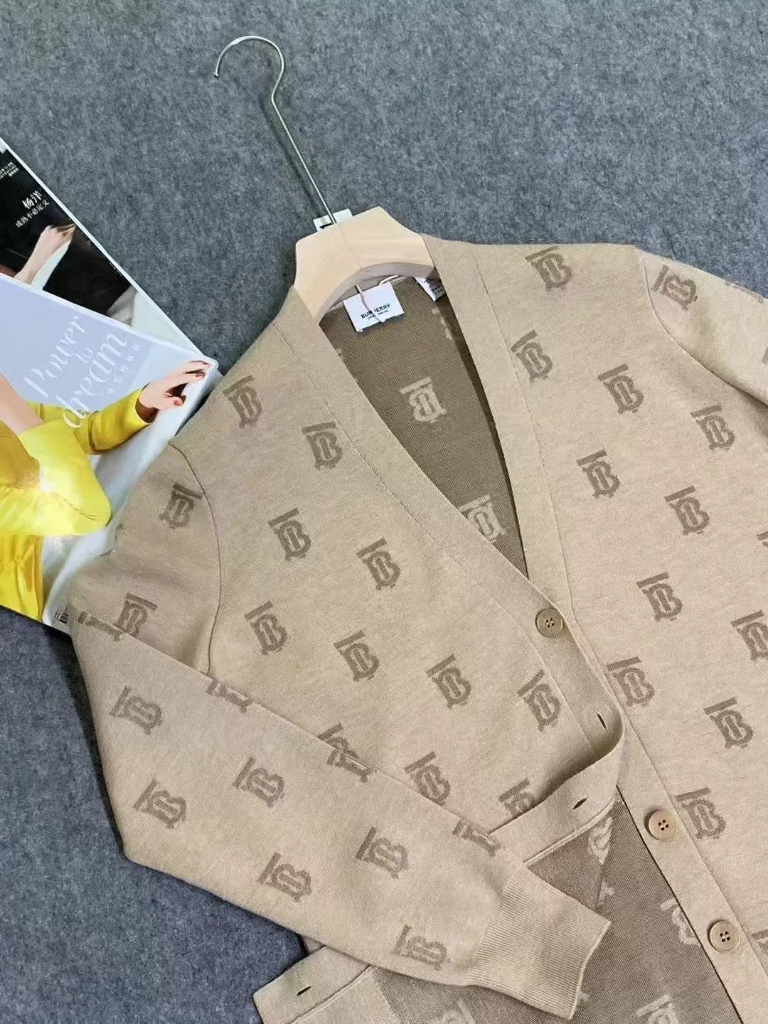 Burberry Burberry Logo Wool Knit Cardigan XXS Size XXS / US 00 / IT 34 - 4 Thumbnail