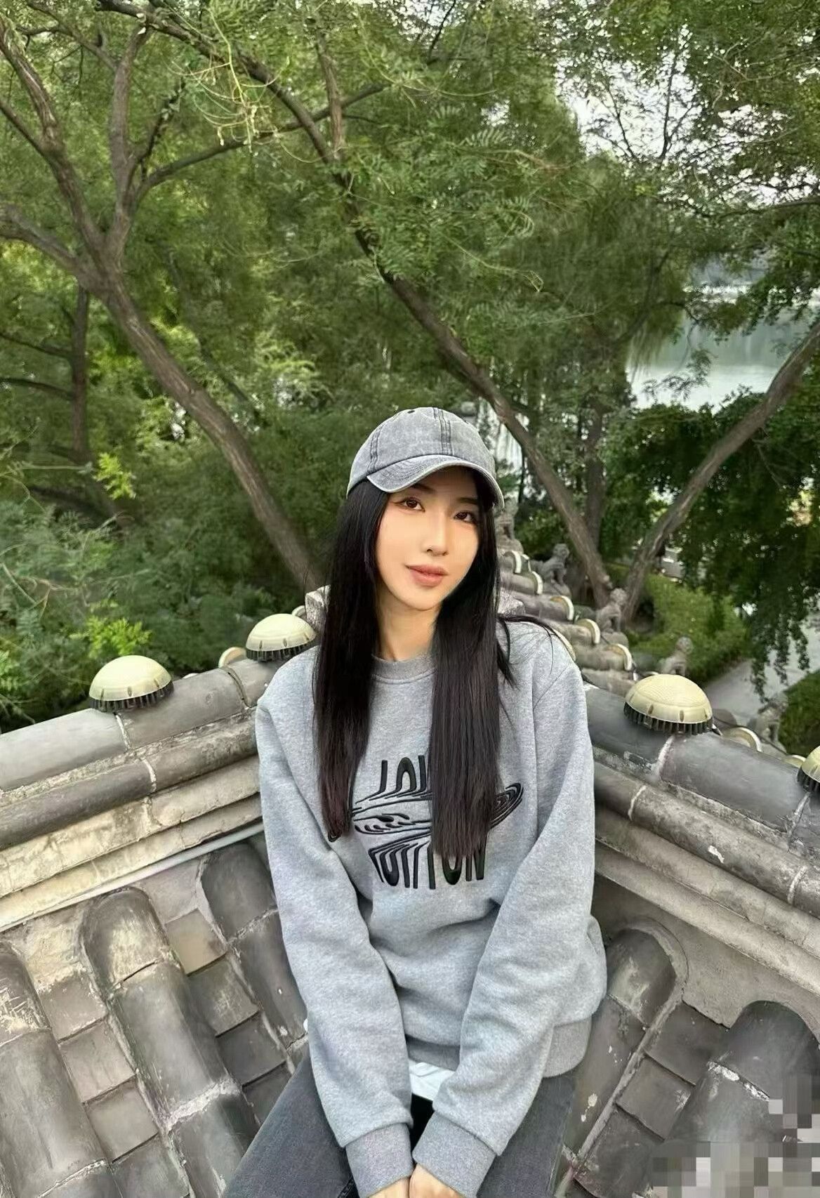 Louis Vuitton Louis Vuitton Embroidered Sweatshirt in XS Size XS / US 0-2 / IT 36-38 - 8 Thumbnail