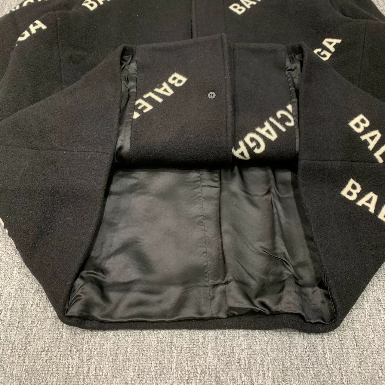 Balenciaga Balenciaga Black Wool Printed Coat Size XXS / US 00 / IT 34 - 7 Thumbnail