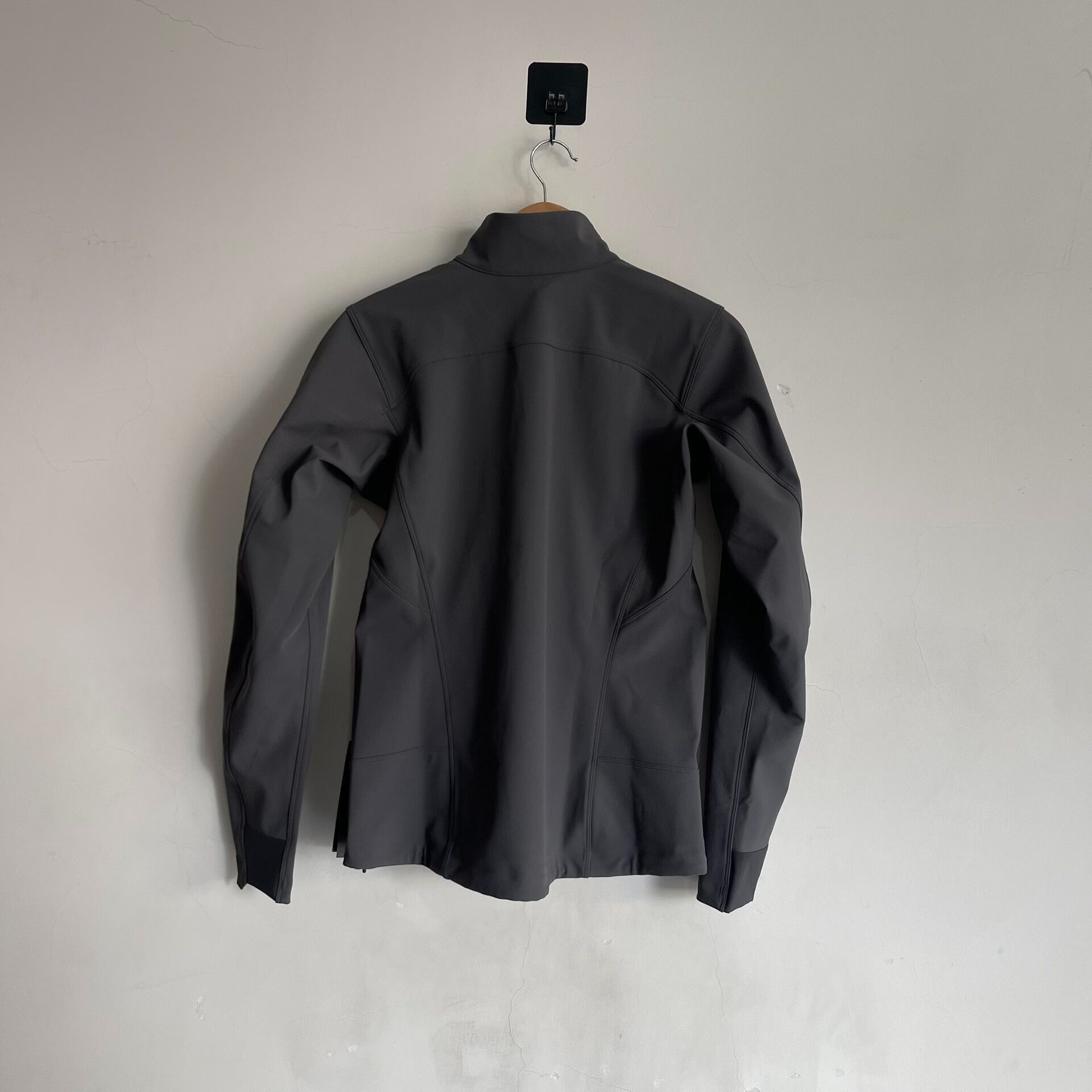 Arc'teryx Arcteryx Epsilon Jacket in Gray Size US S / EU 44-46 / 1 - 7 Thumbnail