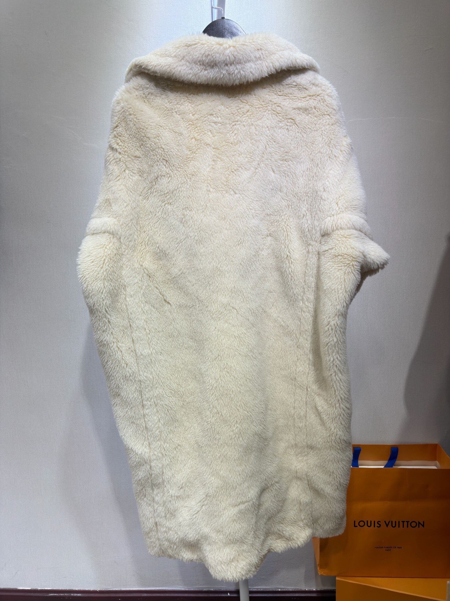 Max Mara Maxmara Teddy Collection White Coat Size S / US 4 / IT 40 - 2 Thumbnail