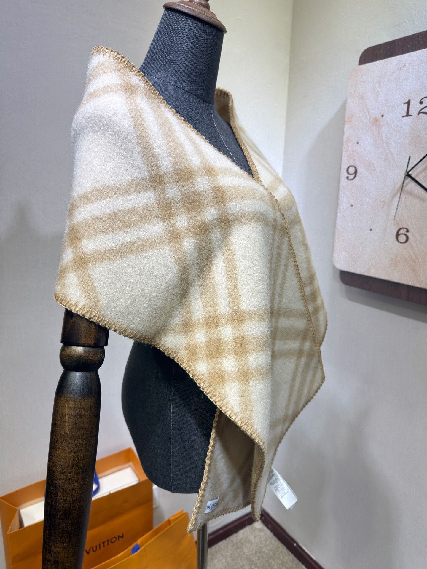 Burberry Burberry Beige Plaid Scarf Shawl Size ONE SIZE - 4 Thumbnail