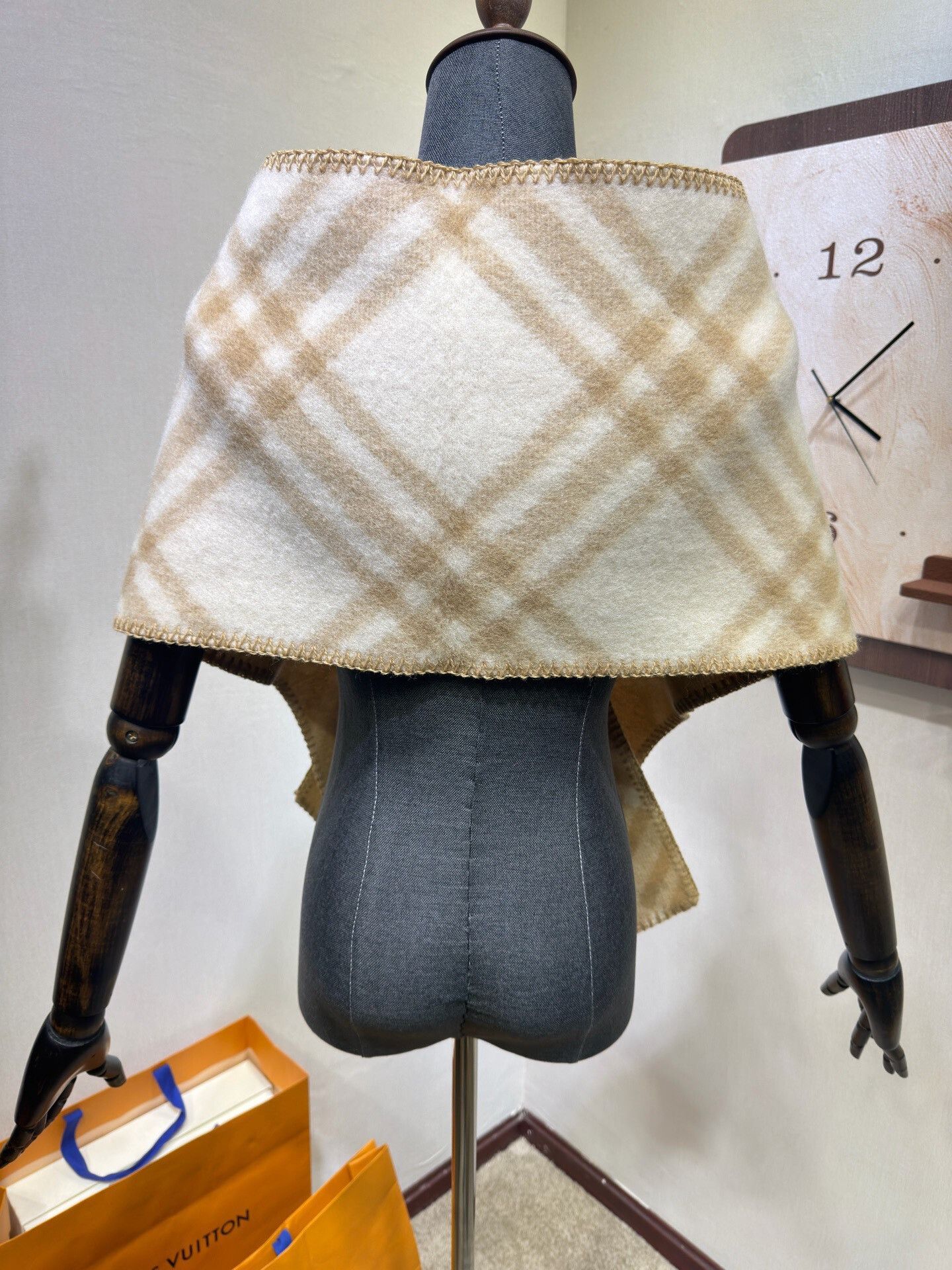 Burberry Burberry Beige Plaid Scarf Shawl Size ONE SIZE - 3 Thumbnail